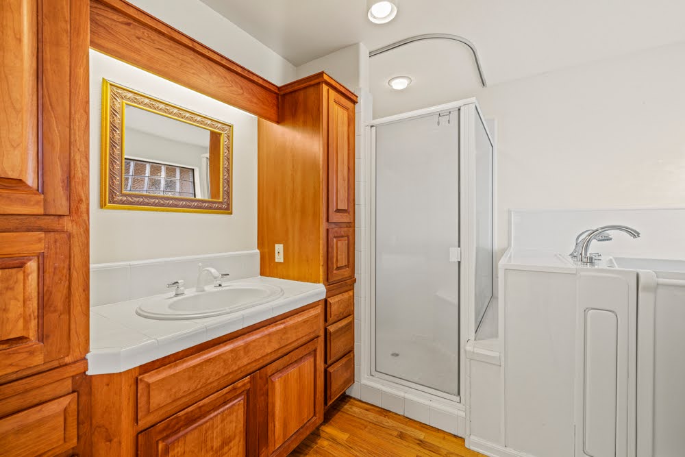 KLAMATH FALLS, Oregon, 97601, United States, 3 Bedrooms Bedrooms, ,4 BathroomsBathrooms,Residential,For Sale,1981715