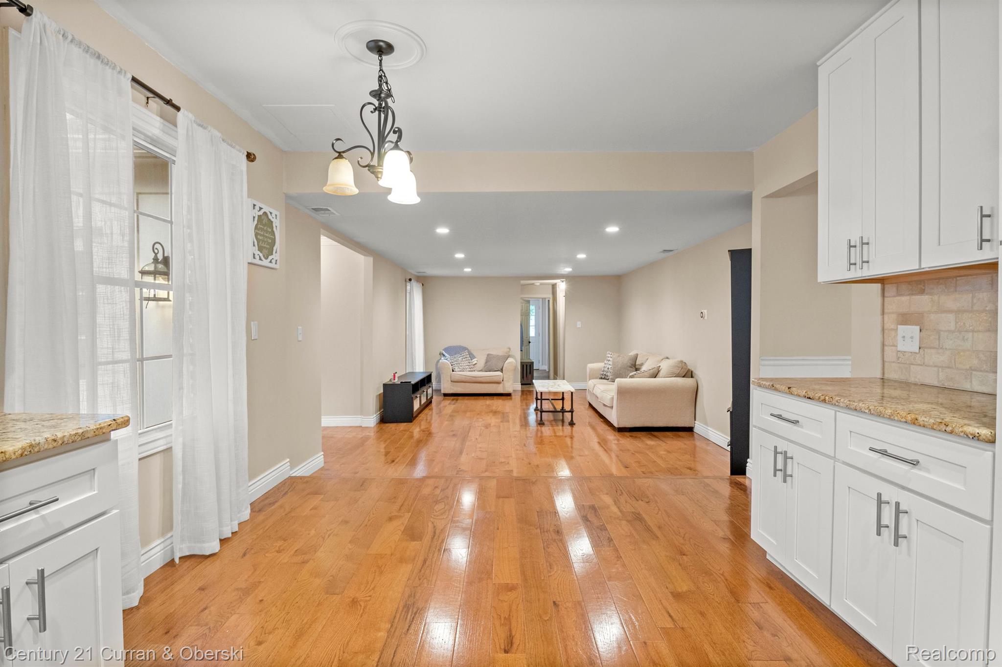 West Bloomfield Charter Township, Michigan, 48322, United States, 4 Bedrooms Bedrooms, ,3 BathroomsBathrooms,Residential,For Sale,1977559