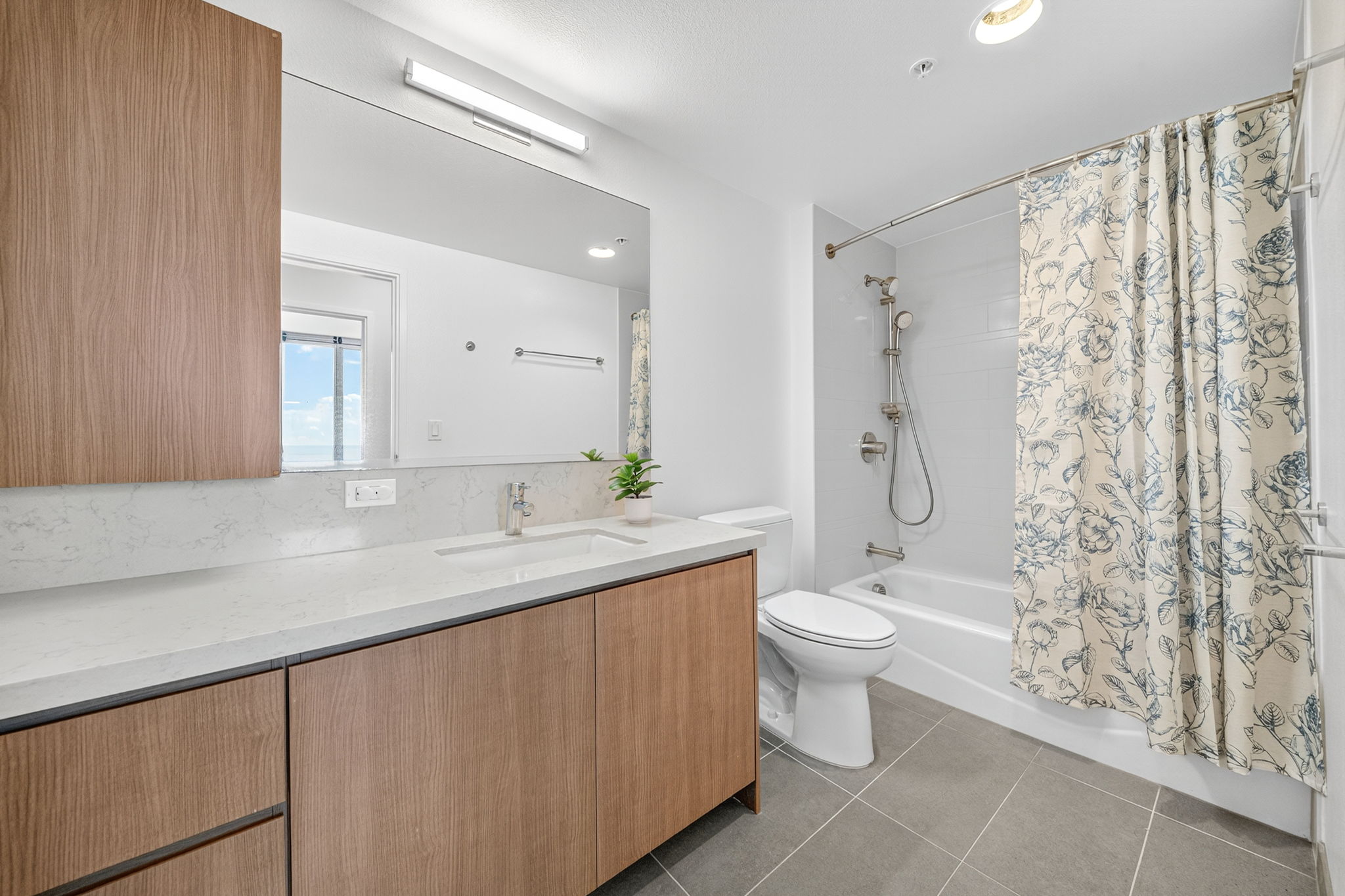 Honolulu, Hawaii, 96814, United States, 2 Bedrooms Bedrooms, ,2 BathroomsBathrooms,Residential,For Sale,1990475