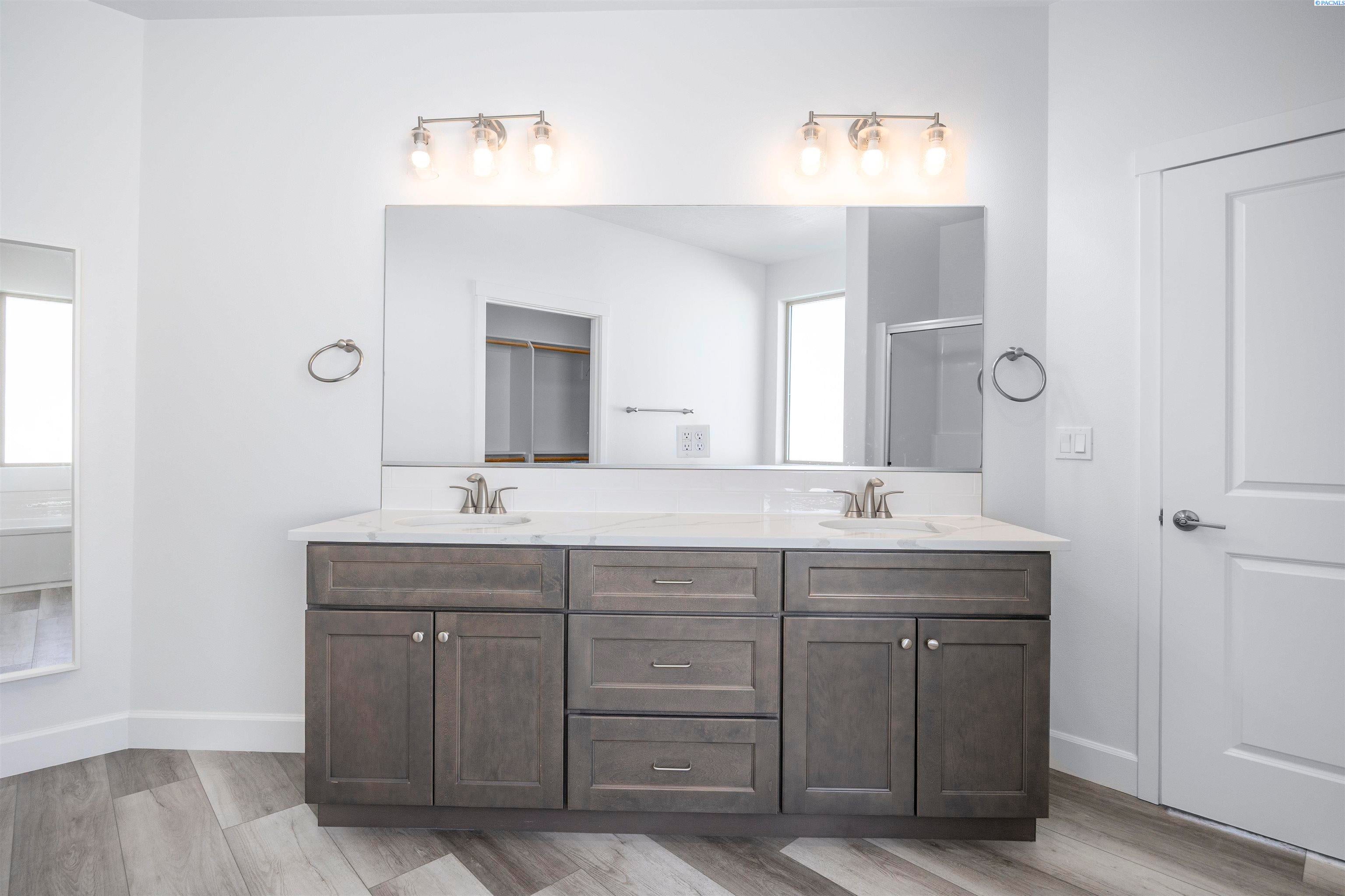 Pasco, Washington, 99301, United States, 4 Bedrooms Bedrooms, ,2 BathroomsBathrooms,Residential,For Sale,1978542