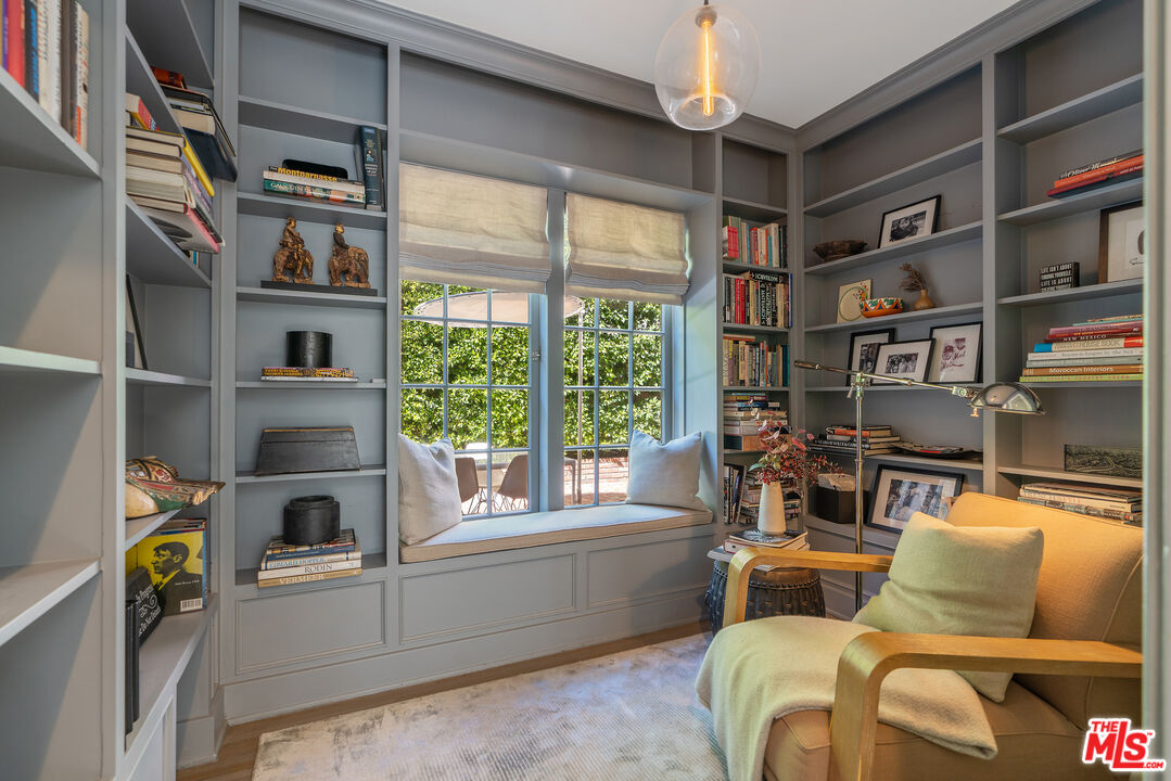 Los Angeles, California, 90020, United States, 5 Bedrooms Bedrooms, ,5 BathroomsBathrooms,Residential,For Sale,1939583