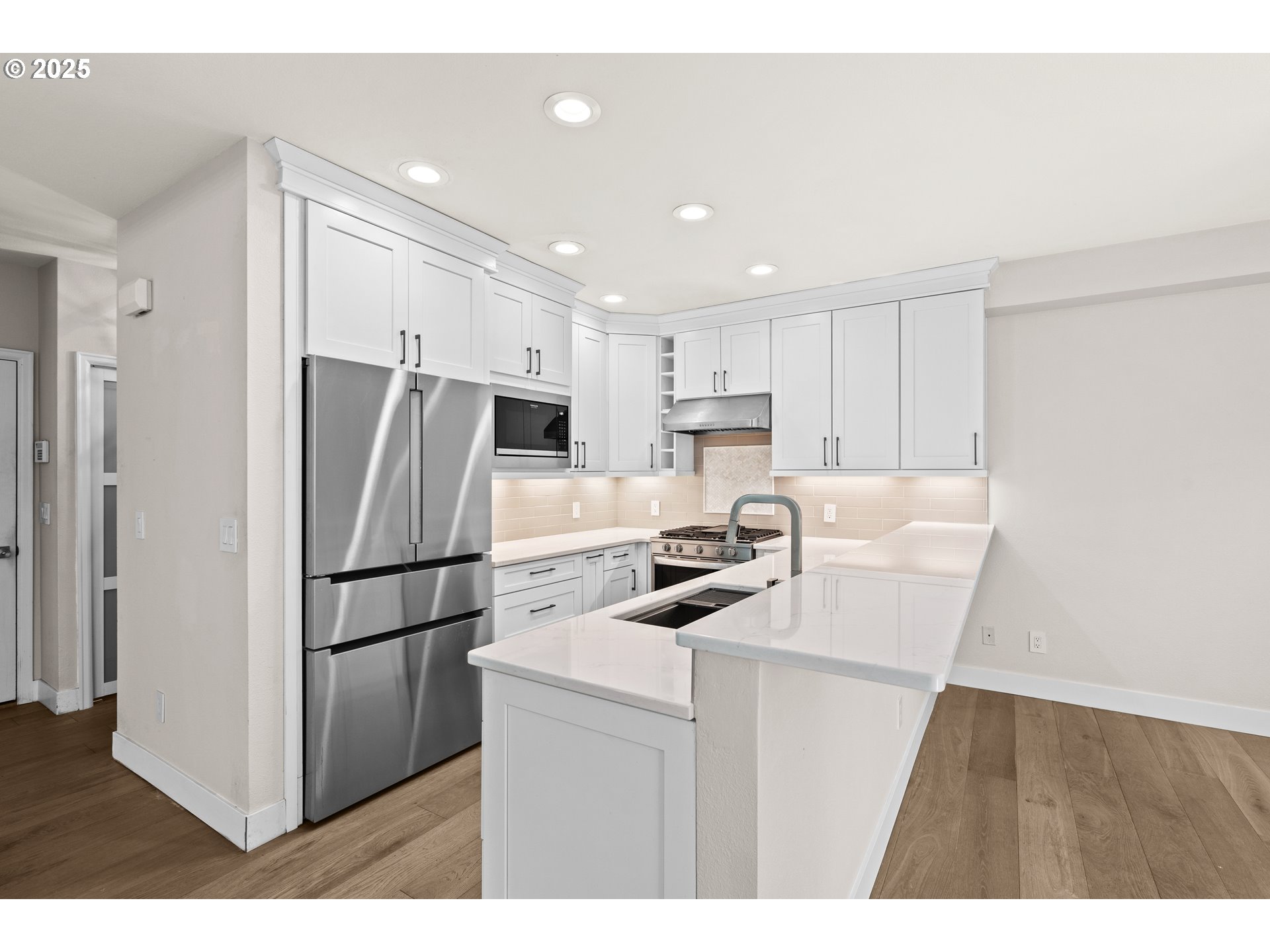 Lake Oswego, Oregon, 97035, United States, 2 Bedrooms Bedrooms, ,2 BathroomsBathrooms,Residential,For Sale,1889875
