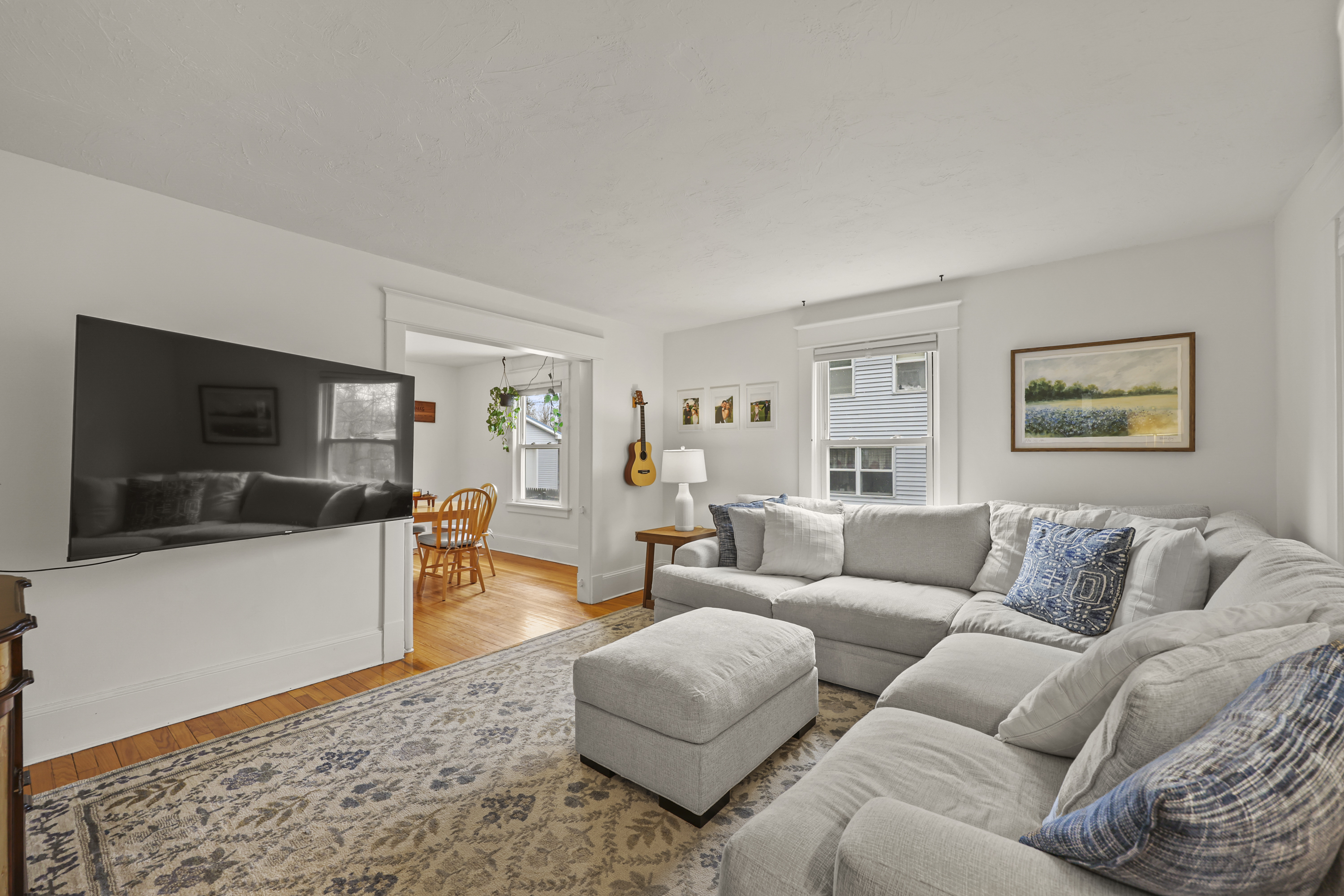  Sunlit, Well-Kept Home with Easy Flow and Quiet Setting - 物件實景