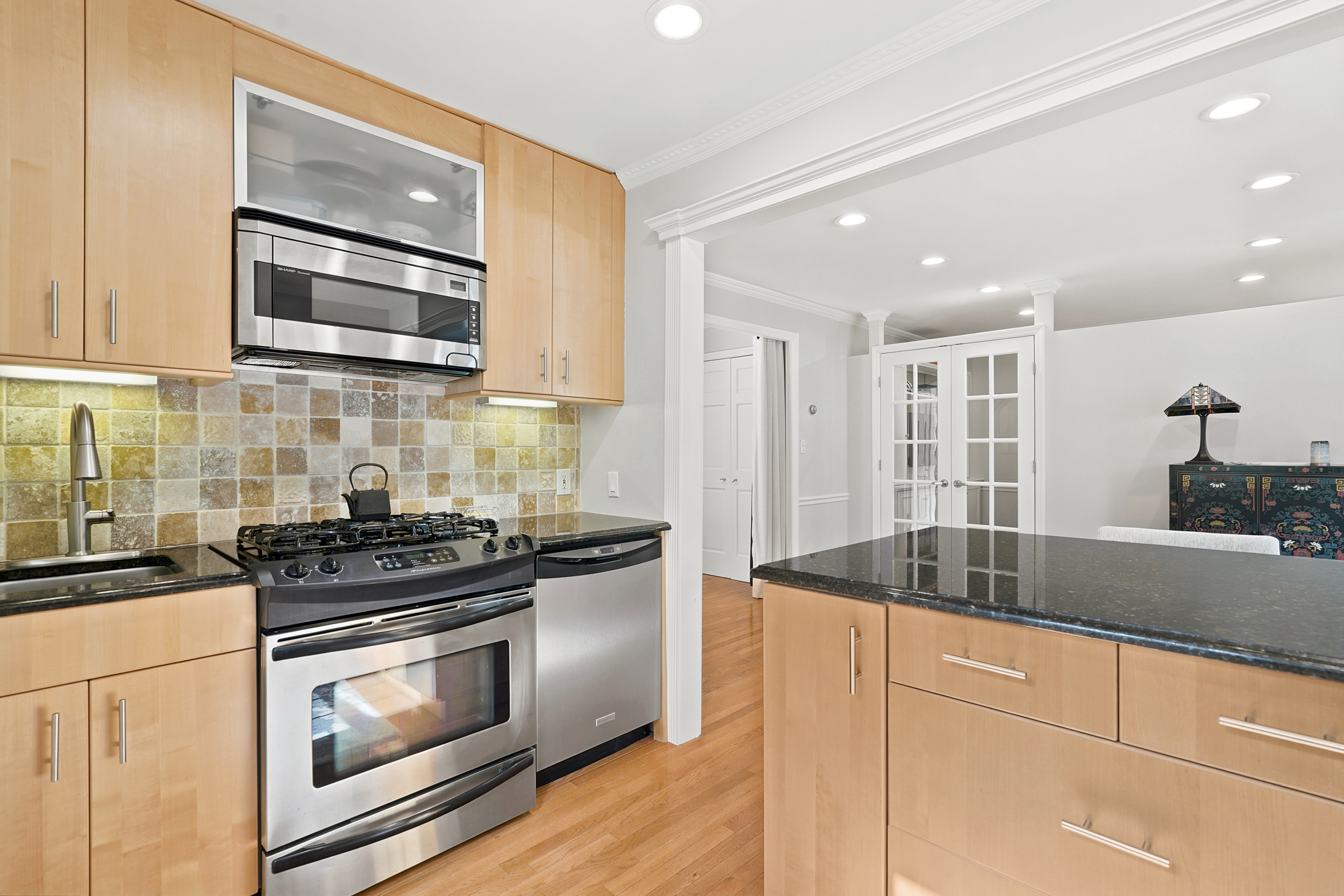  Beautifully updated first-floor studio in the gated Scarsdale Chateaux community - 物件實景