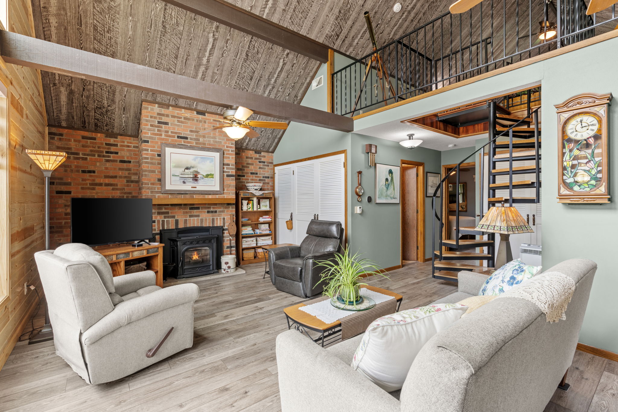  Scenic Chalet Retreat with Unforgettable Lake Pepin Views - 物件實景