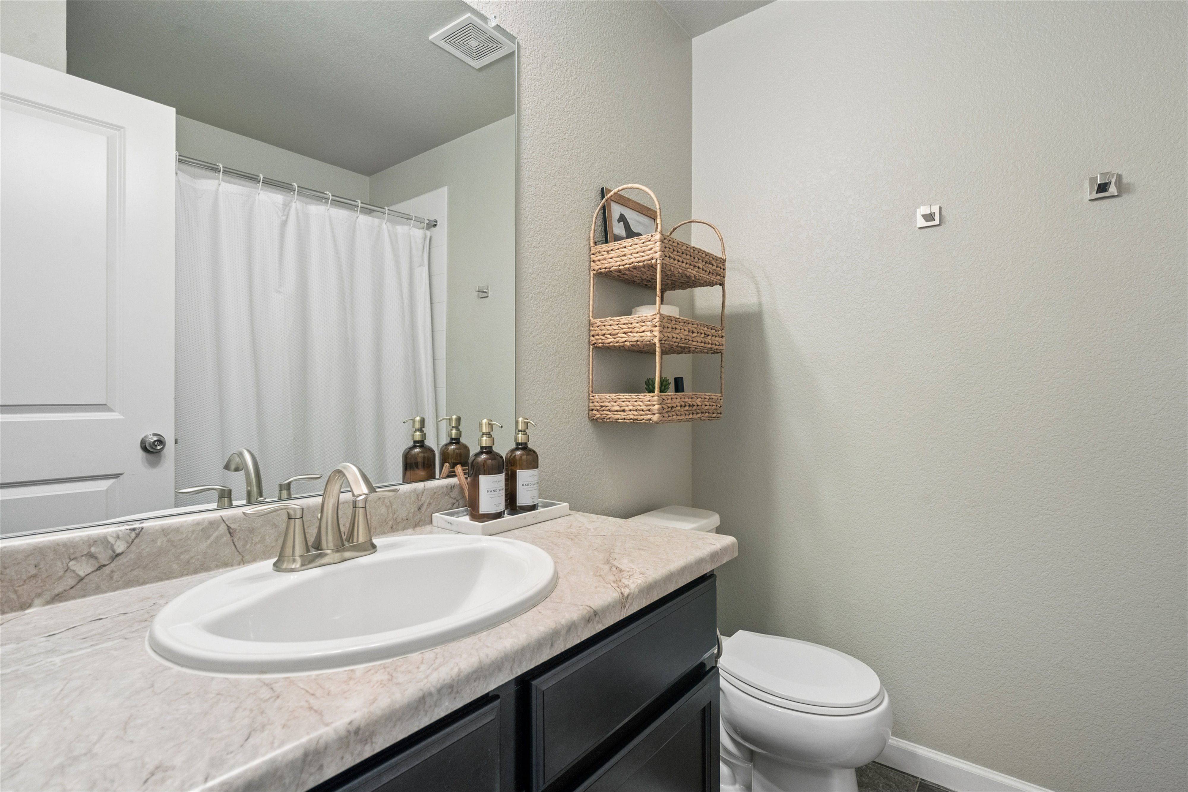  Welcome To Your Dream Home, Providing The Perfect Blend Of Comfort And Elegance. - 物件實景