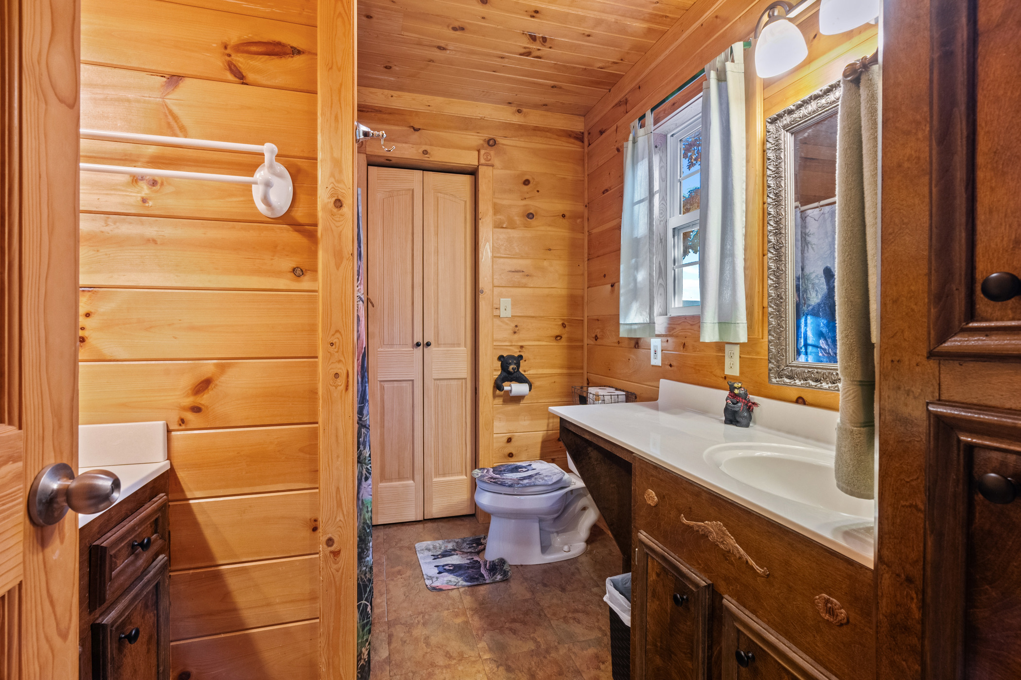 Sevierville, Tennessee, 37876, United States, 2 Bedrooms Bedrooms, ,4 BathroomsBathrooms,Residential,For Sale,1988602