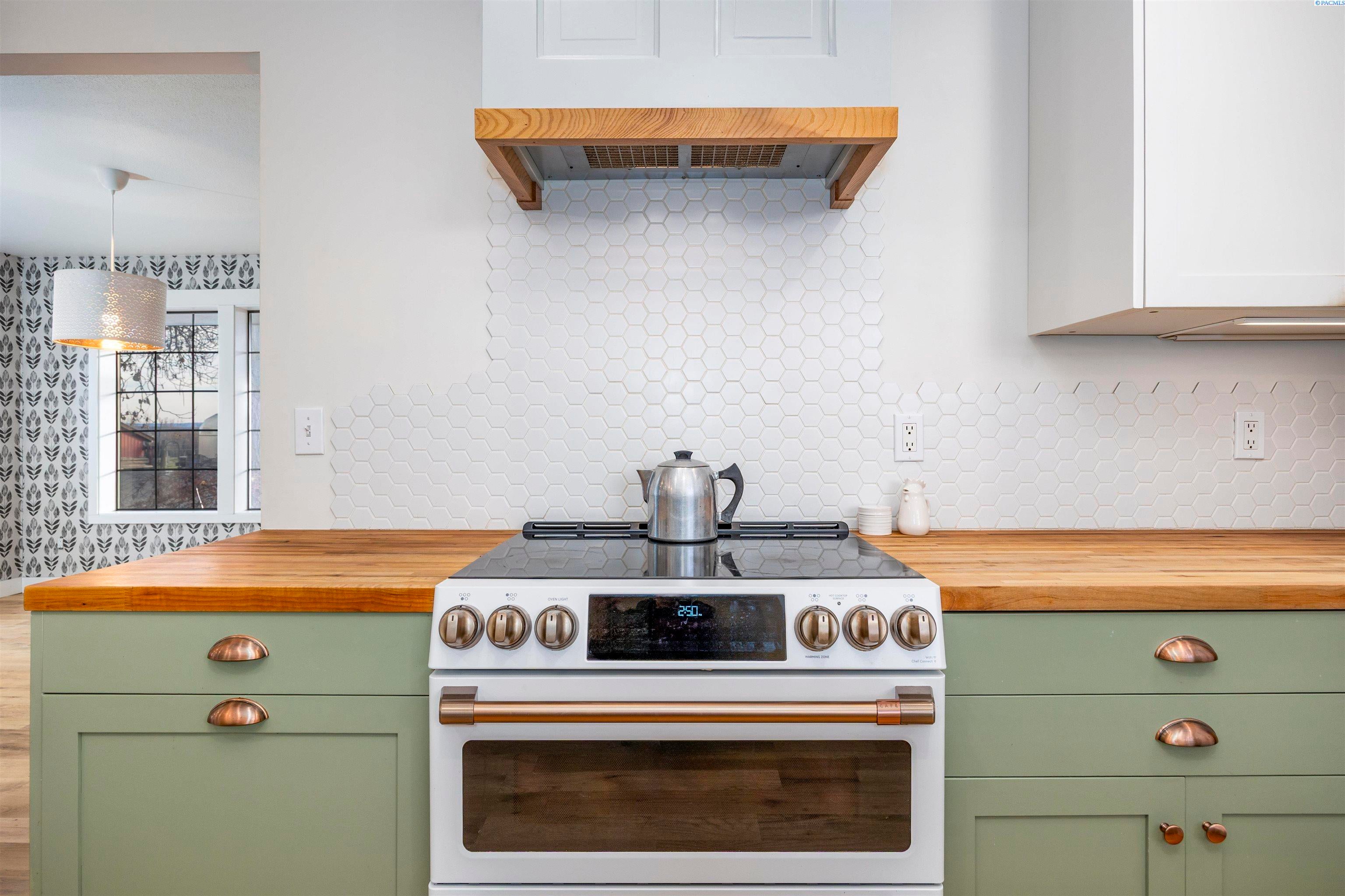 Sunnyside, Washington, 98944, United States, 3 Bedrooms Bedrooms, ,2 BathroomsBathrooms,Residential,For Sale,1998016