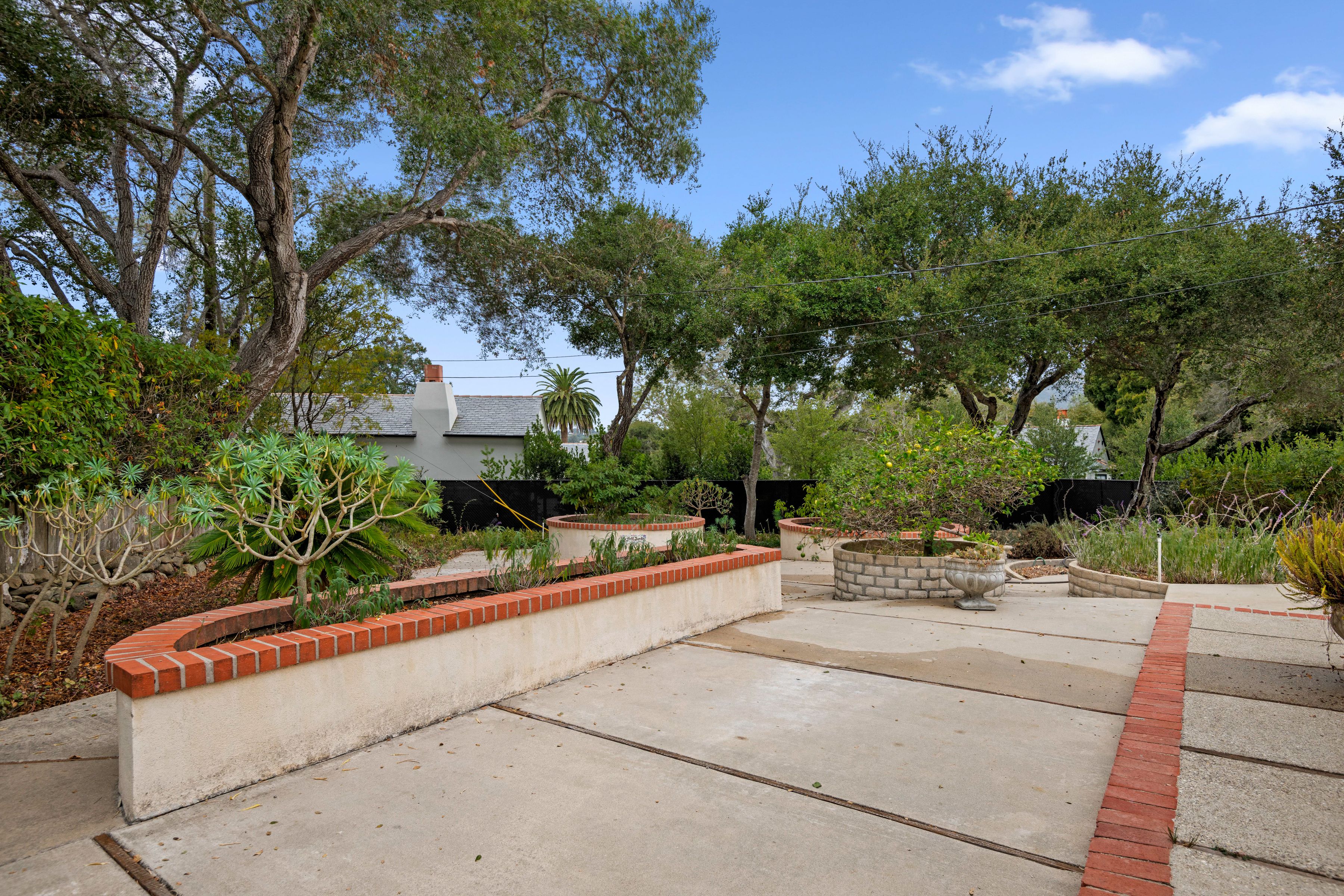  Secluded Montecito Flag-Lot Fixer - 物件實景