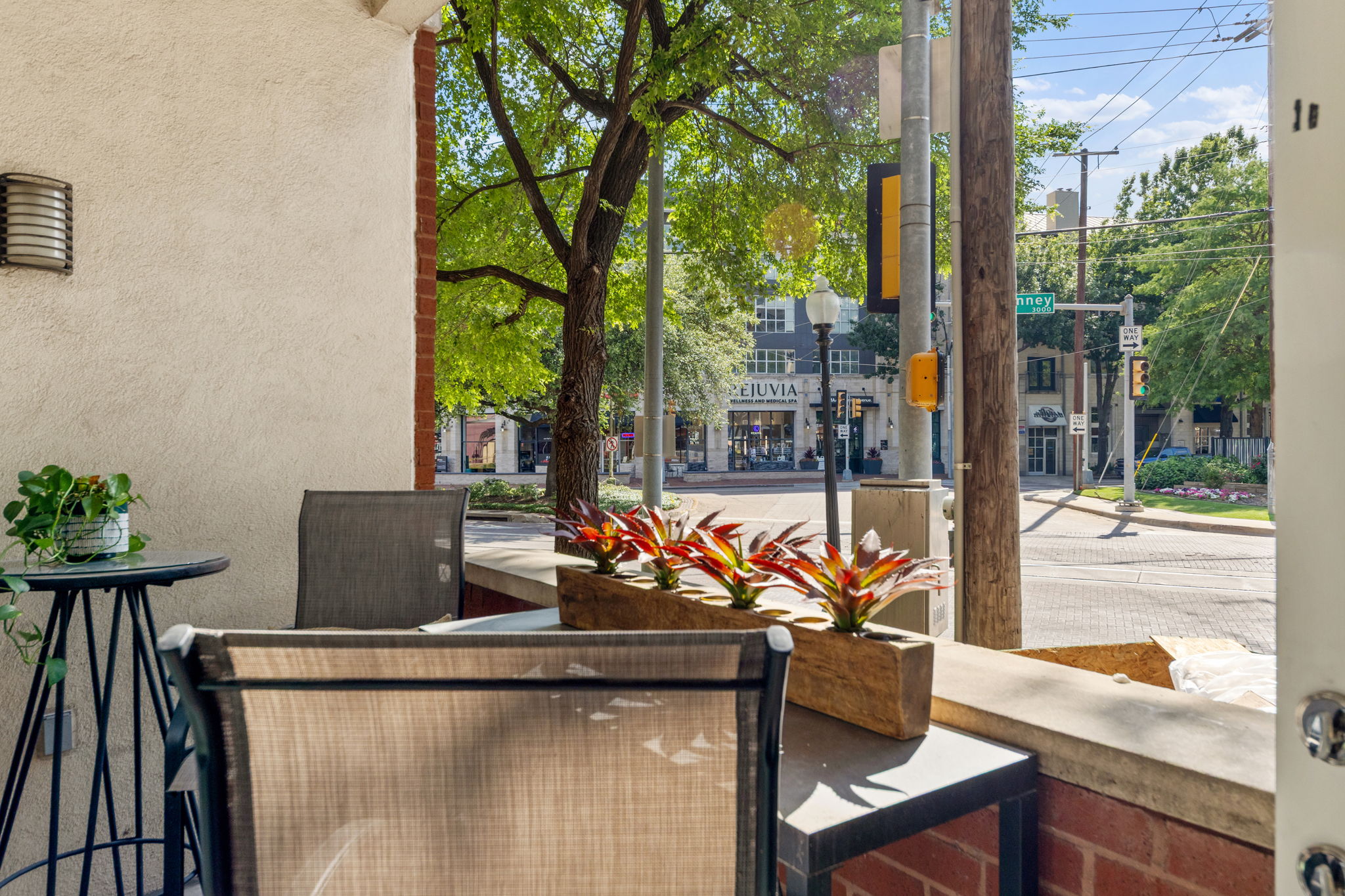  Stunning Updated 1BR/1.5BA Condo — Move-In Ready in the Heart of Uptown - 物件實景