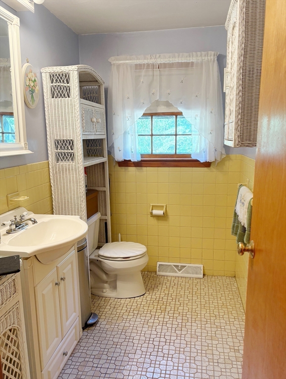 Halifax, Massachusetts, 02338, United States, 3 Bedrooms Bedrooms, ,4 BathroomsBathrooms,Residential,For Sale,1896285