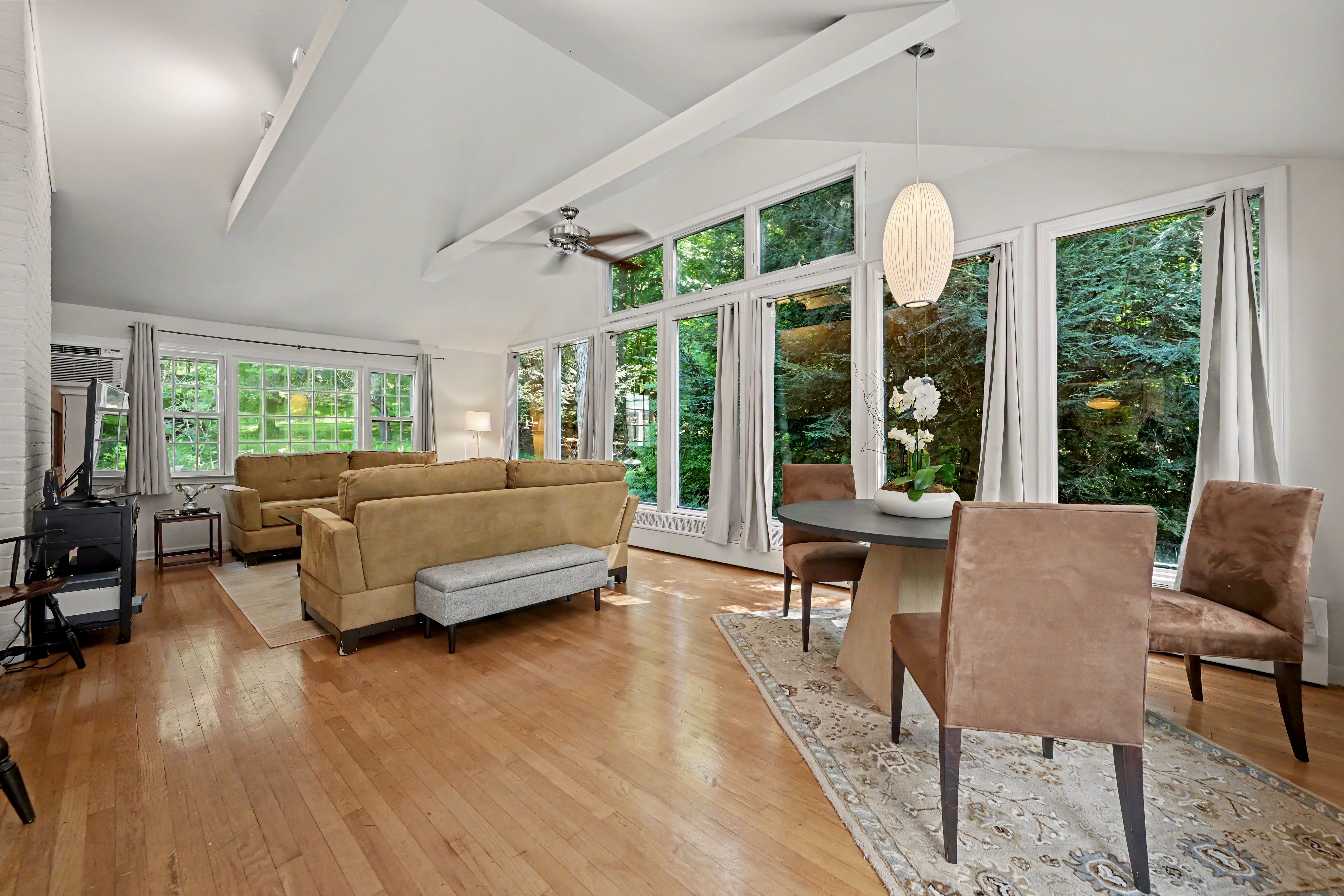  Sun-Drenched Contemporary Colonial Nestled on Two Picturesque Acres - 物件實景