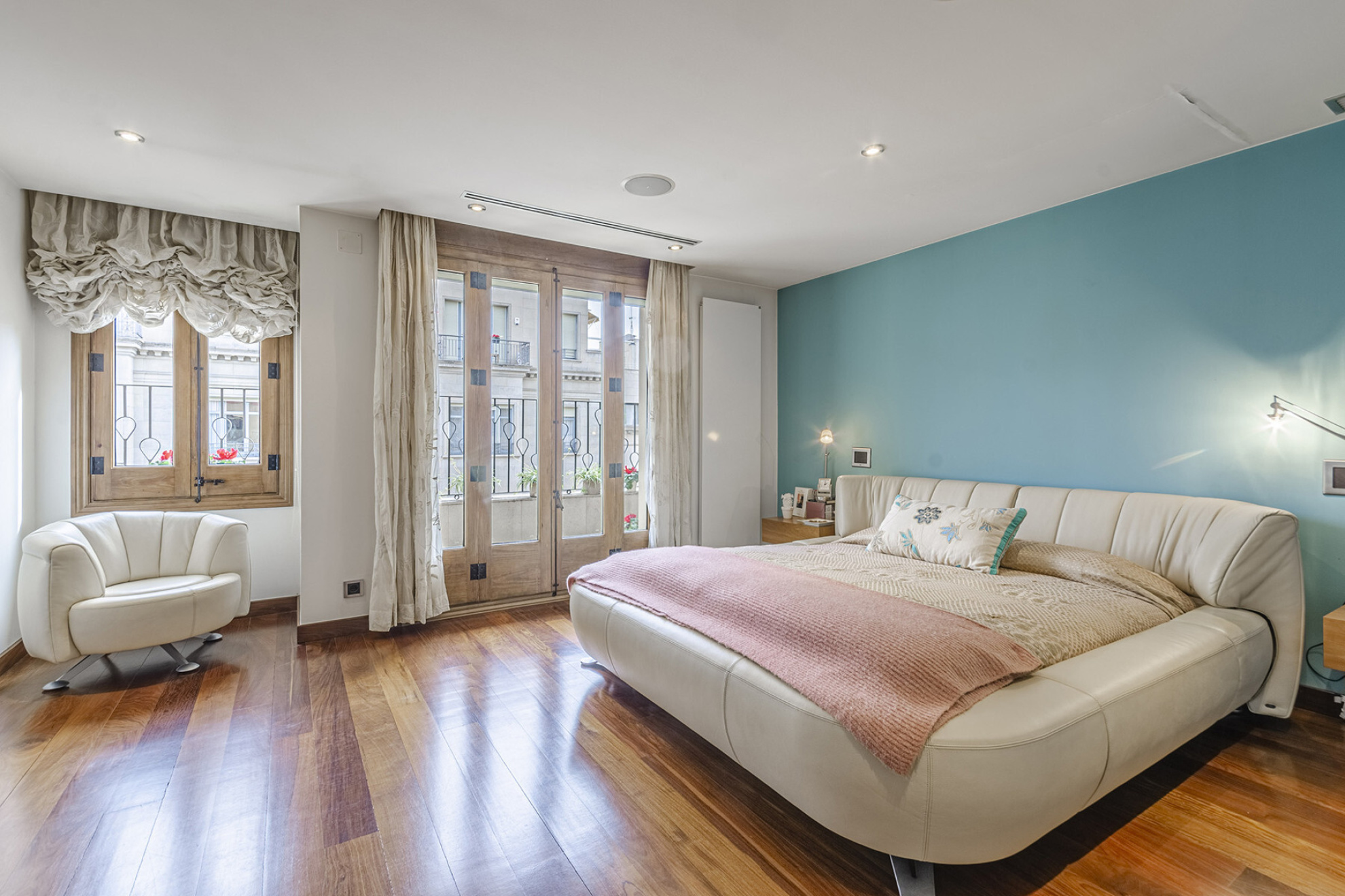 Impressive duplex adjacent to Gaudí