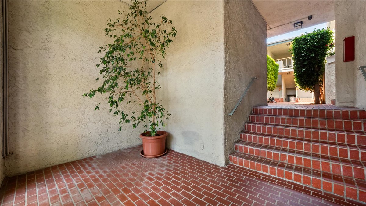 Los Angeles, California, 90034, United States, 2 Bedrooms Bedrooms, ,2 BathroomsBathrooms,Residential,For Sale,1944972