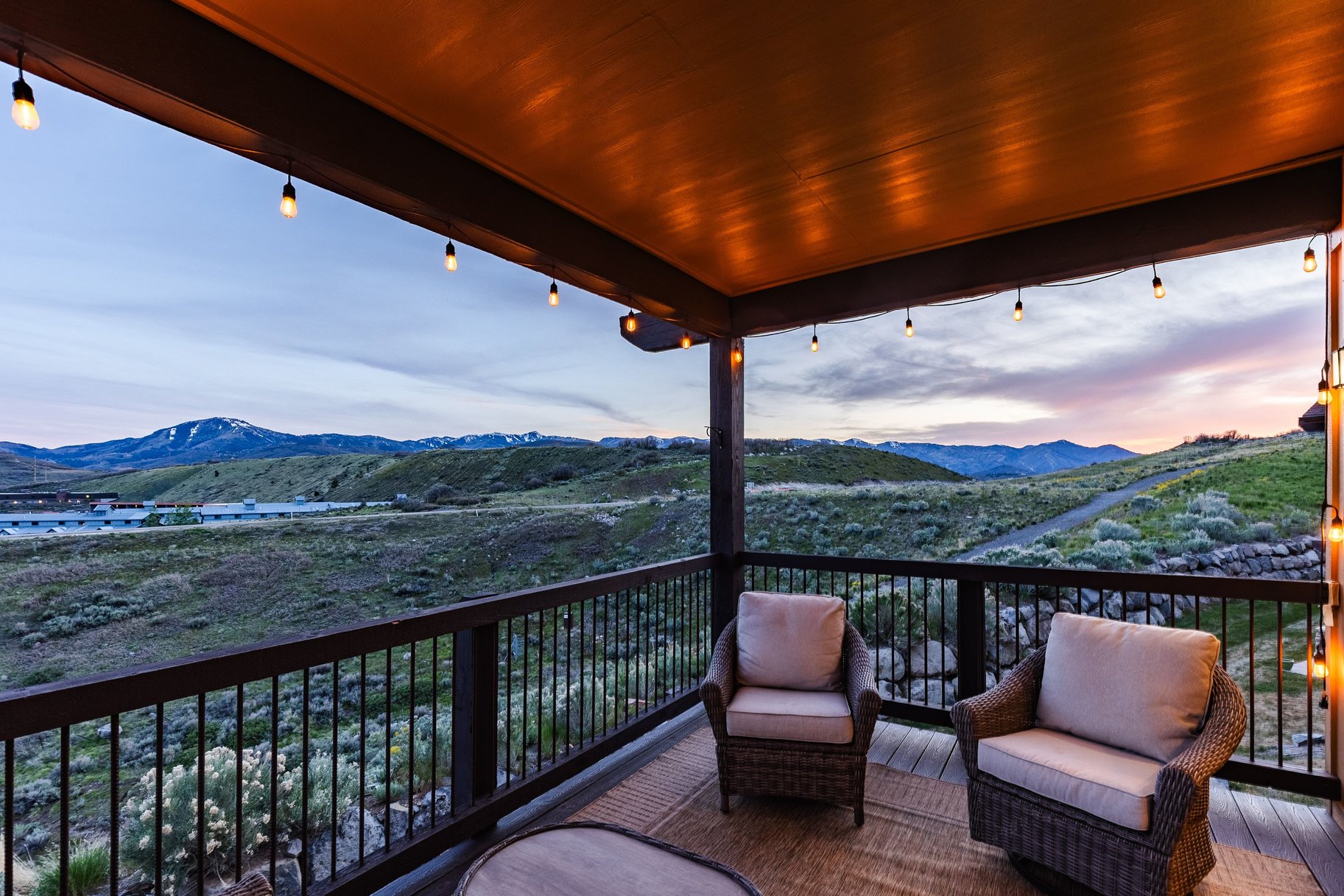  Stunning End-Unit Townhome With Loads of Natural Light - 物件實景