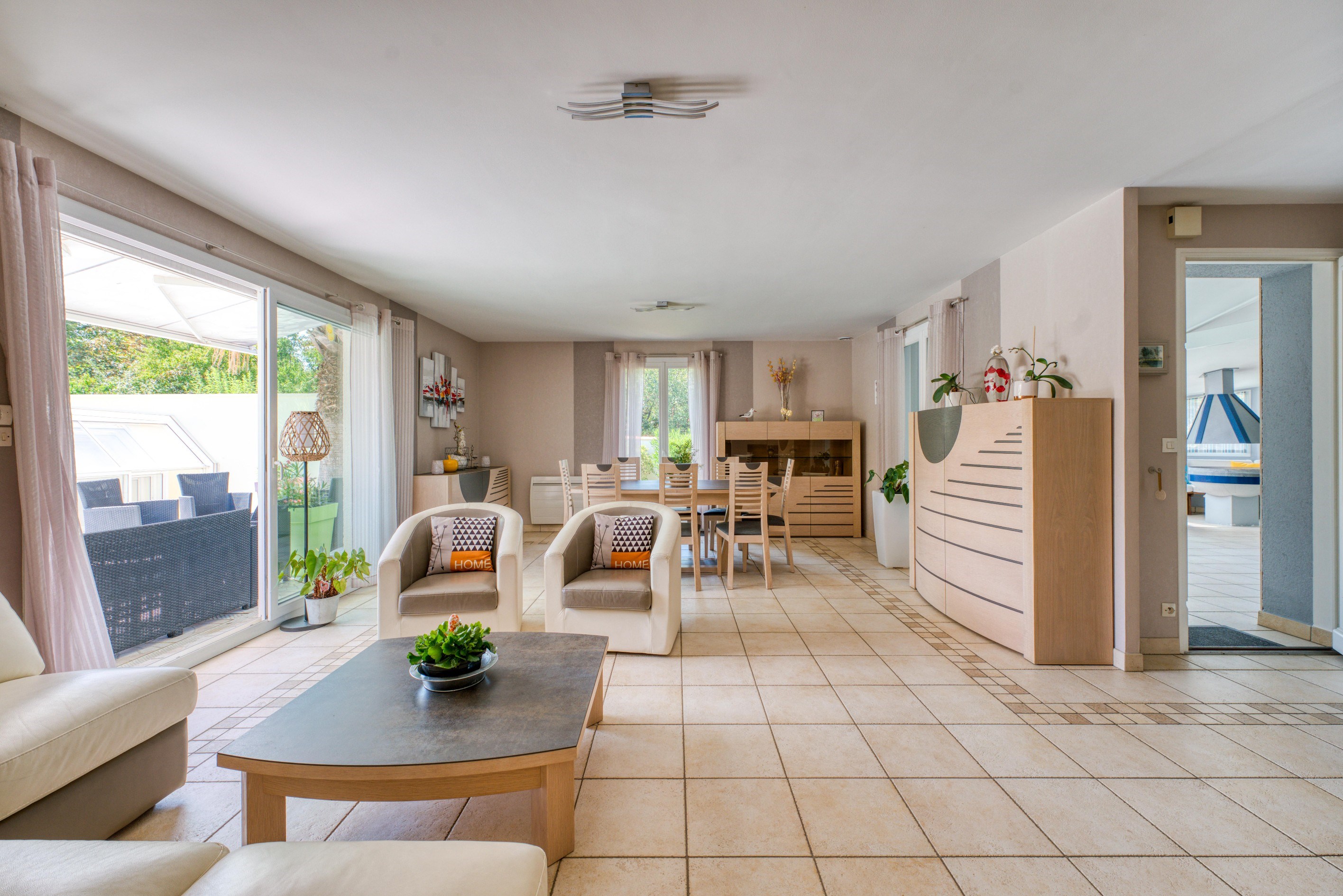  Spacious Family Home with Pool, Large Private Grounds and Independent Guest Cot… - 物件實景