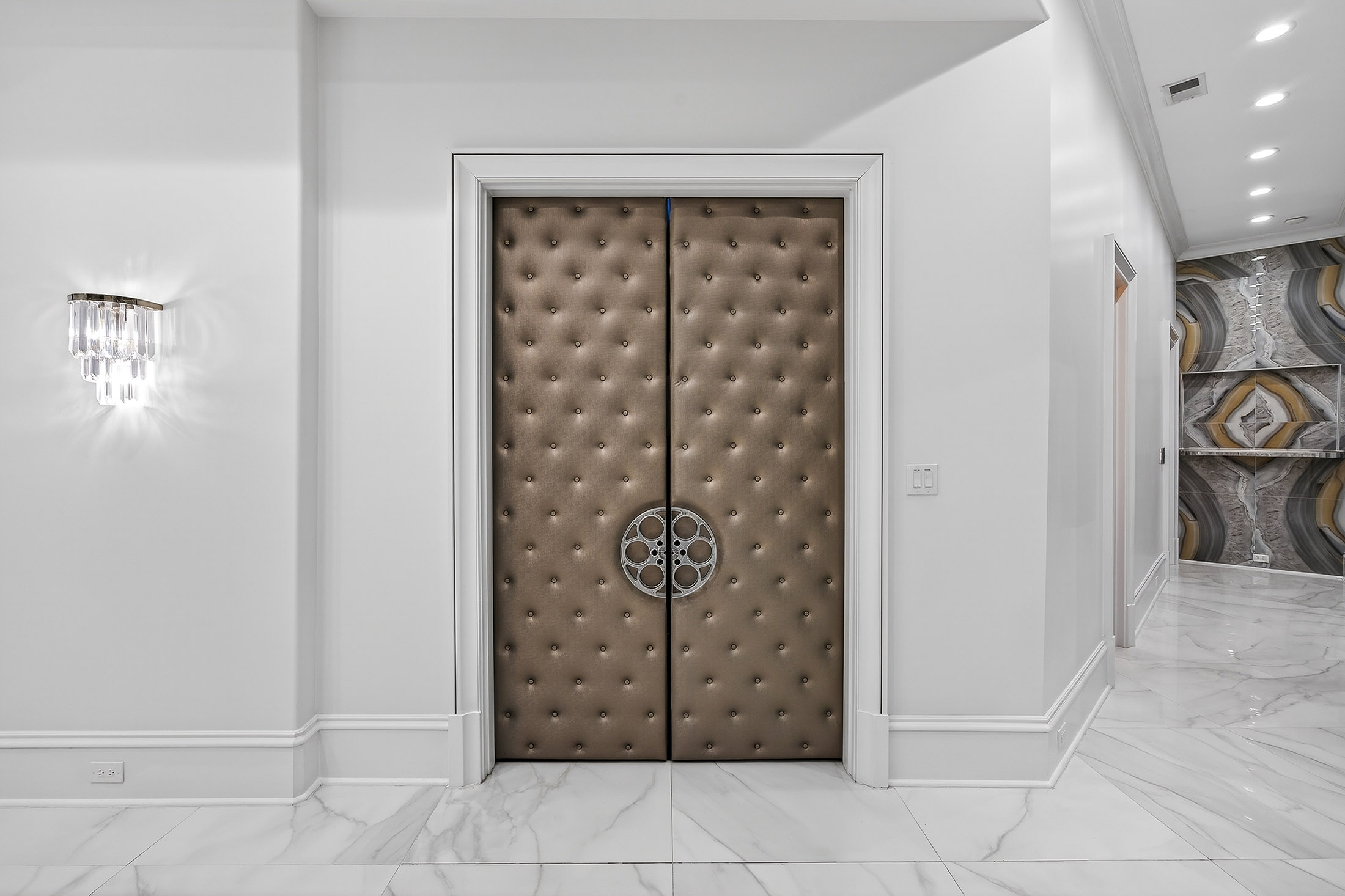  Exceptional Gated Estate with Resort-caliber Grounds - 物件實景