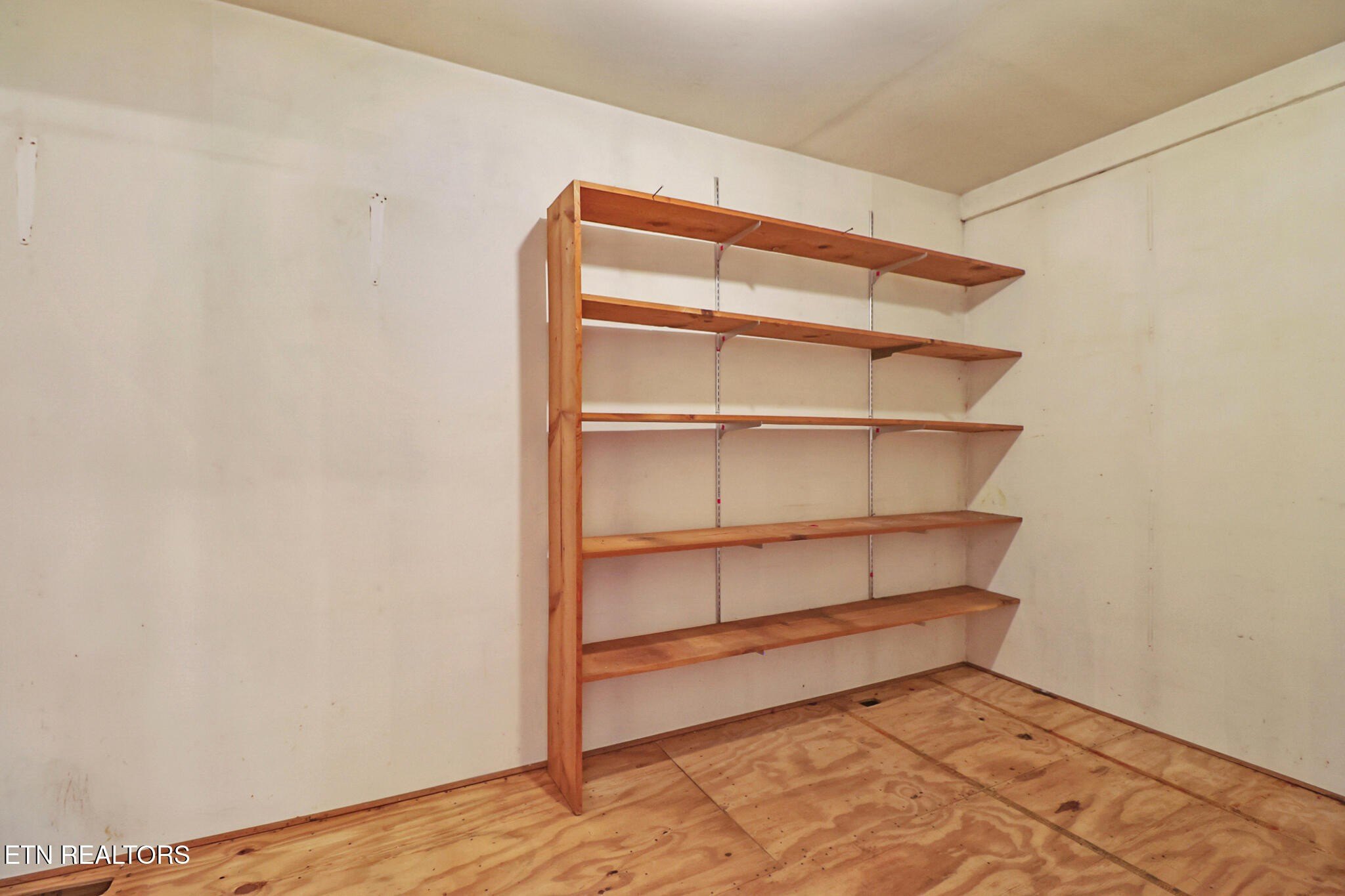 Crossville, Tennessee, 38555, United States, 2 Bedrooms Bedrooms, ,1 BathroomBathrooms,Residential,For Sale,1982388