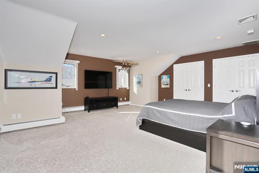 Paramus, New Jersey, 07652, United States, 5 Bedrooms Bedrooms, ,4 BathroomsBathrooms,Residential,For Sale,2001740