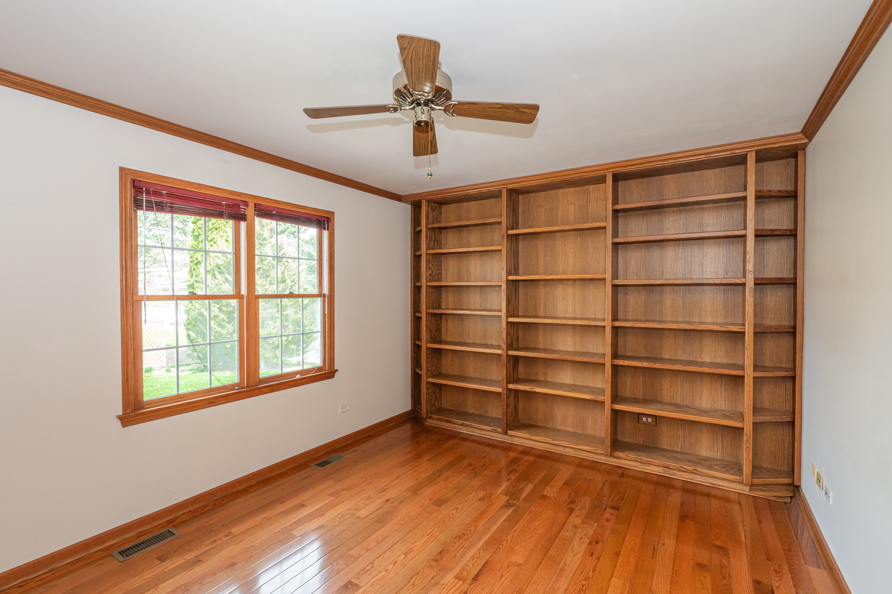  Beautifully Maintained Storybook Home - 物件實景