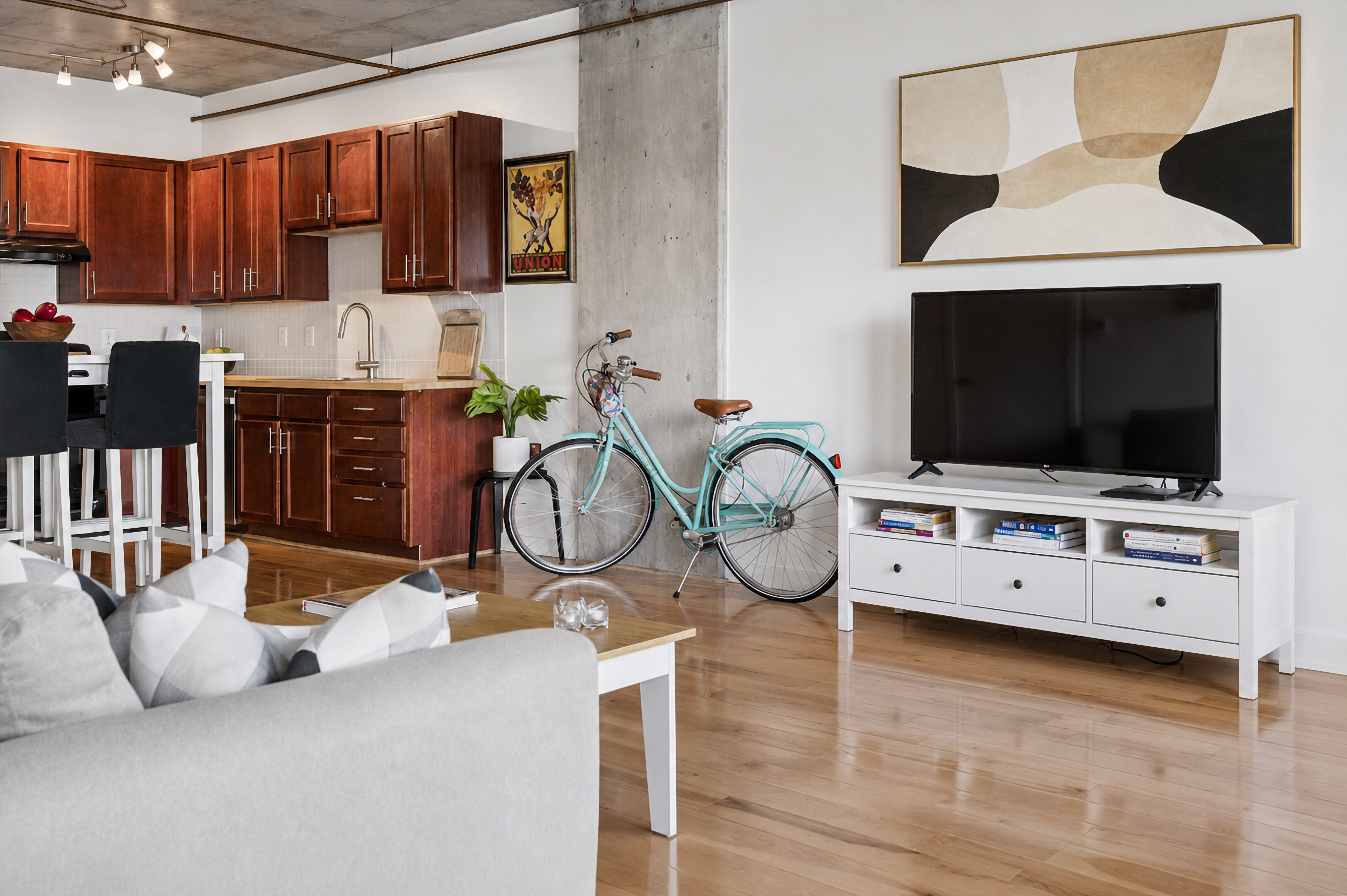  This beautifully updated residence welcomes you with stunning natural light - 物件實景