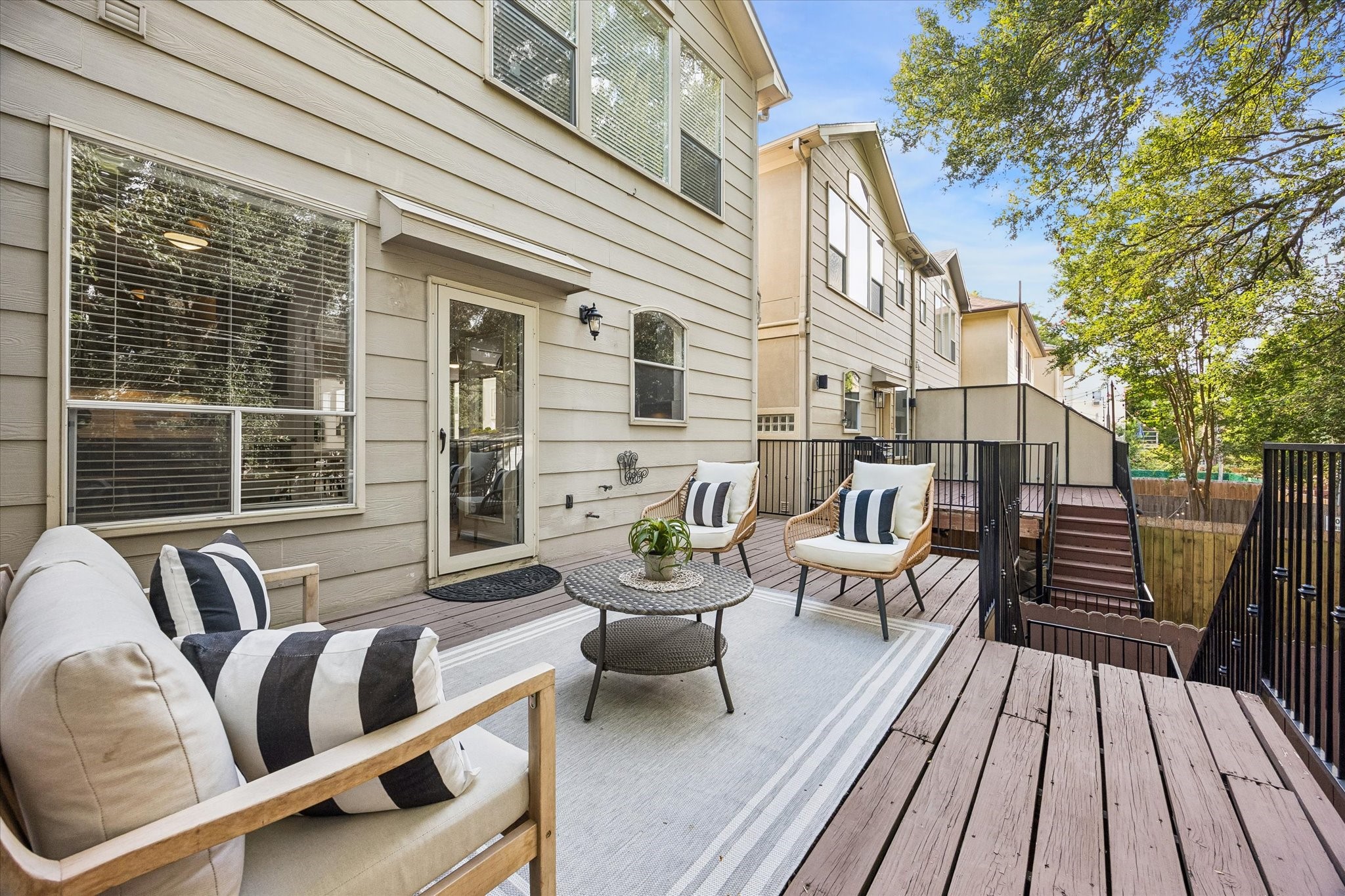  6406 Rodrigo Street B - 物件實景
