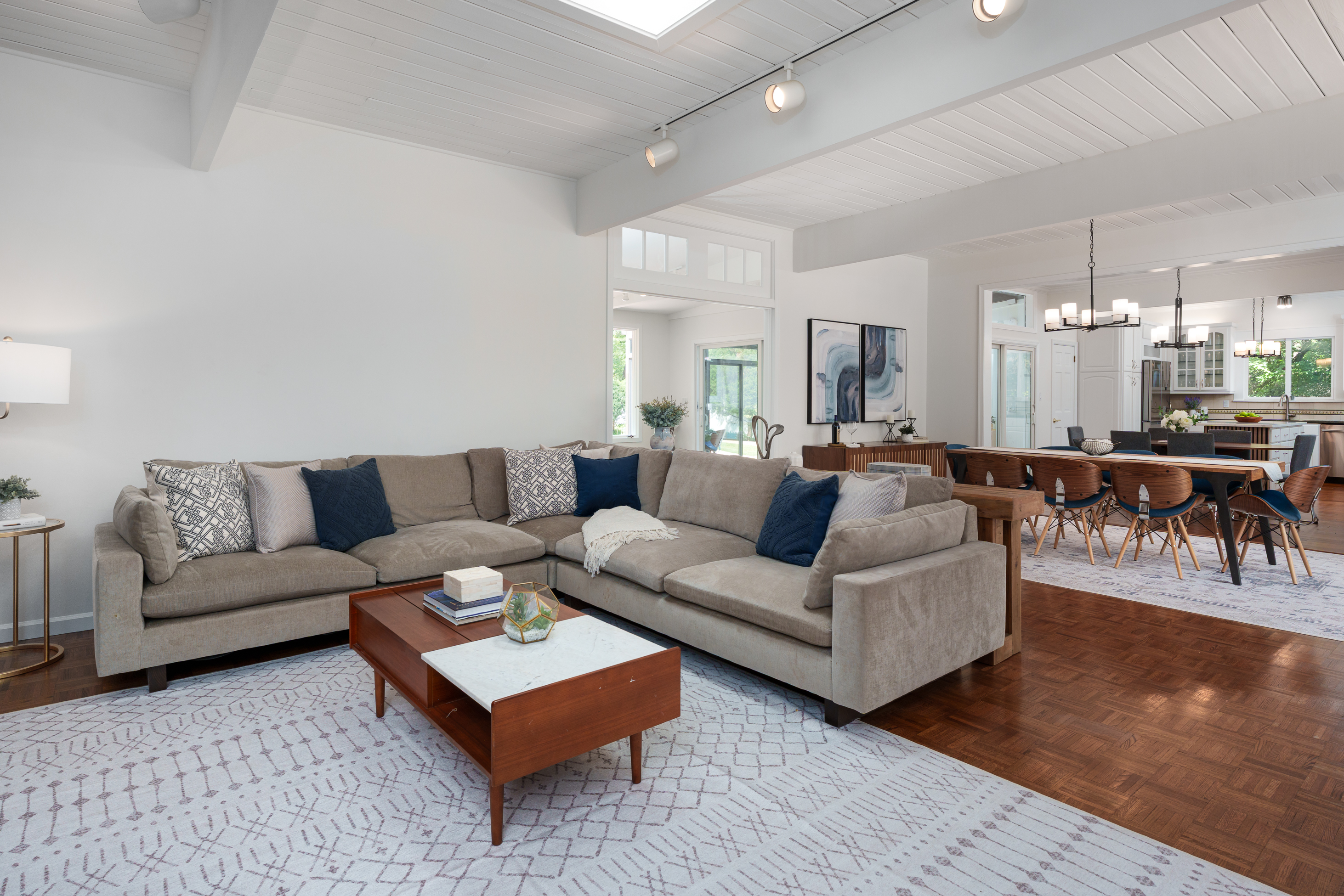  Coveted Western Section Mid-Century Modern Home with an Adaptable Floor Plan - 物件實景