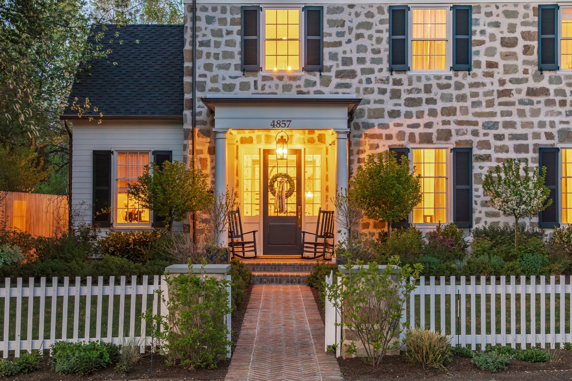  Timeless Colonial Charm Meets Refined Modern Luxury In This Storybook Retreat - 物件實景