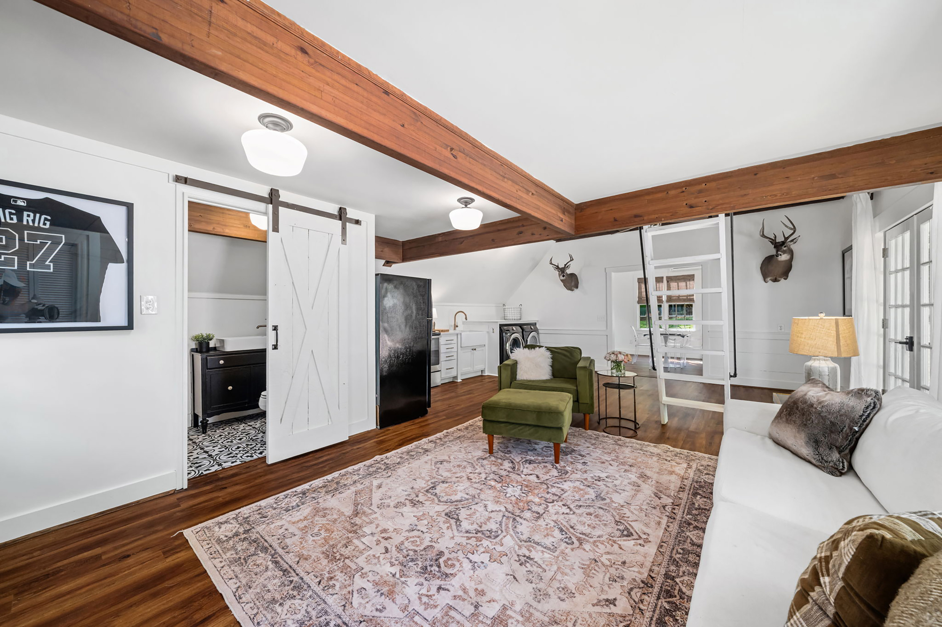  Live Timeless in Coveted Farmhouse on 4+ Private Gated Acres In Roswell - 物件實景