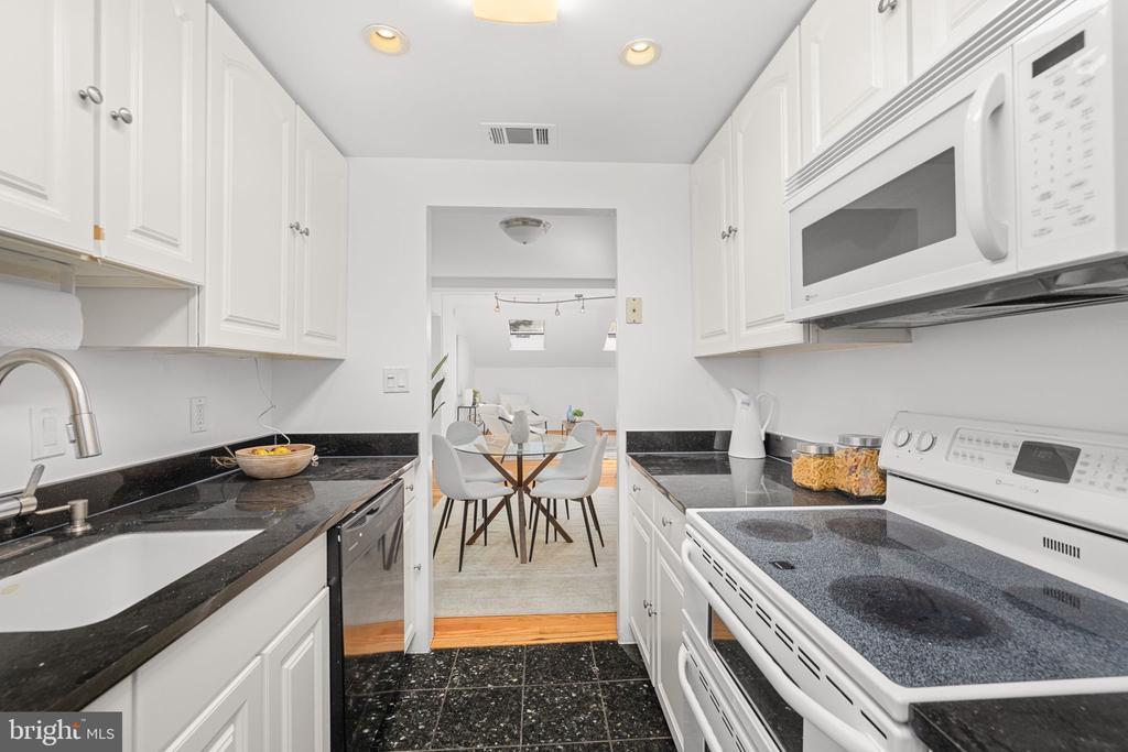 Washington, District of Columbia, 20009, United States, 2 Bedrooms Bedrooms, ,2 BathroomsBathrooms,Residential,For Sale,1981546