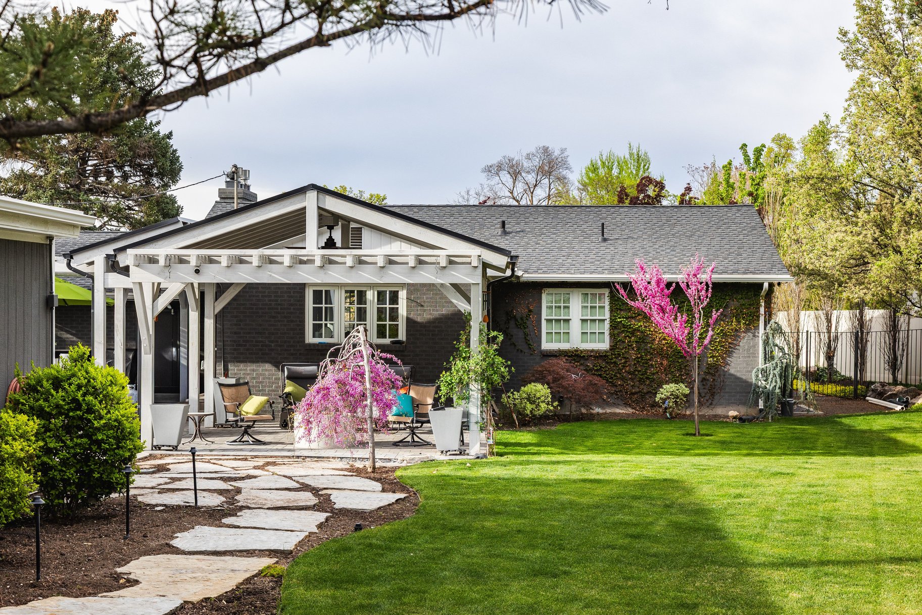  Tastefully Updated Holladay Rambler on .60 acre Manicured Lot - 物件實景