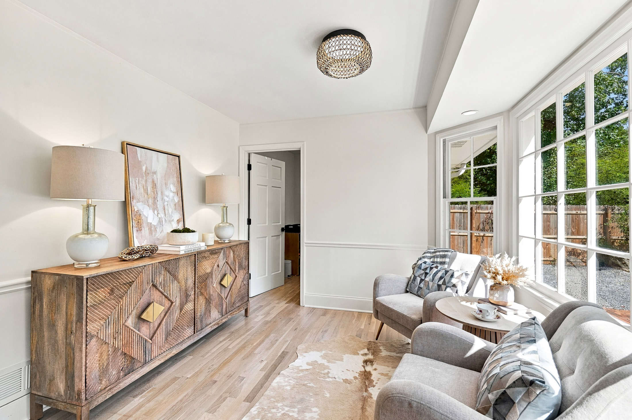  Classic Colonial Charm Meets Beautifully Updated Interiors - 物件實景