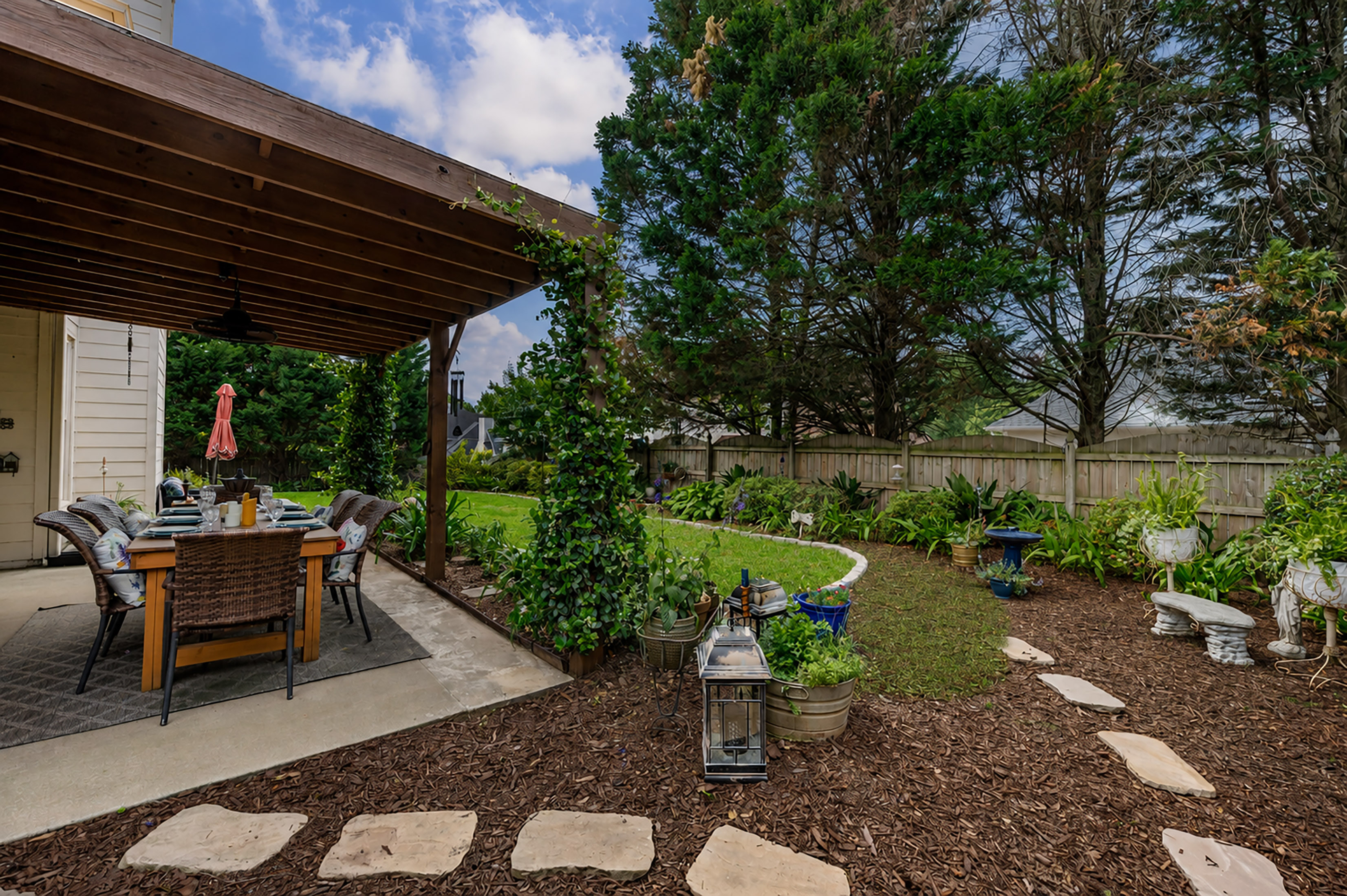  Beautifully Updated and Well Maintained Home in Sought-after Highcroft Community - 物件實景