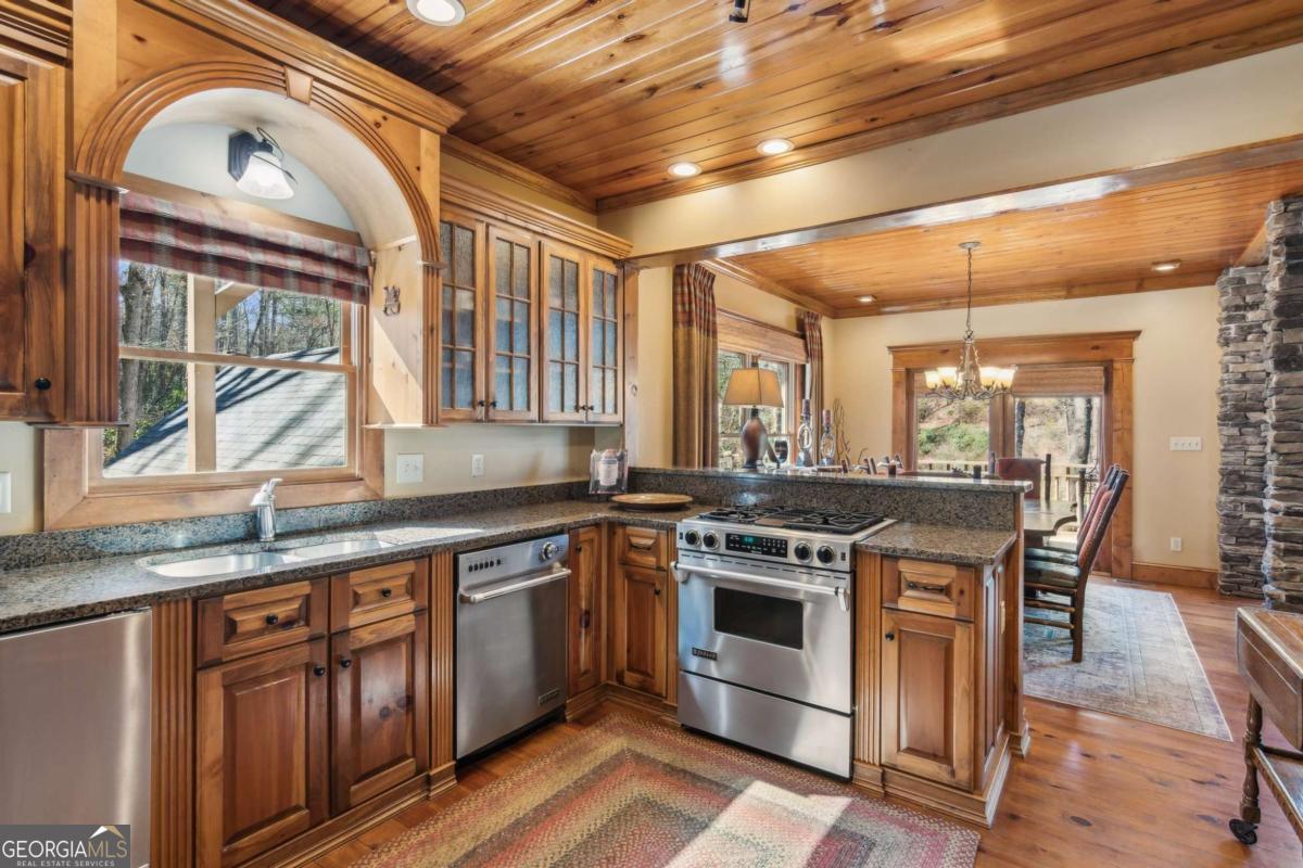 Ellijay, Georgia, 30536, United States, 5 Bedrooms Bedrooms, ,4 BathroomsBathrooms,Residential,For Sale,1880037