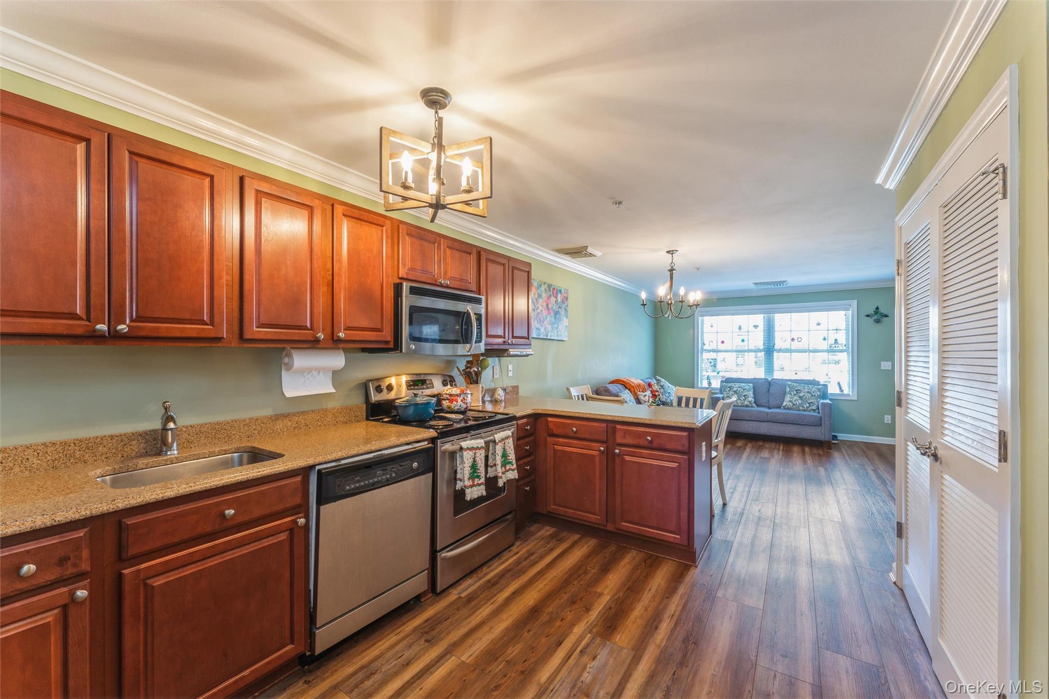 Valley Stream, New York, 11580, United States, 2 Bedrooms Bedrooms, ,2 BathroomsBathrooms,Residential,For Sale,2002901