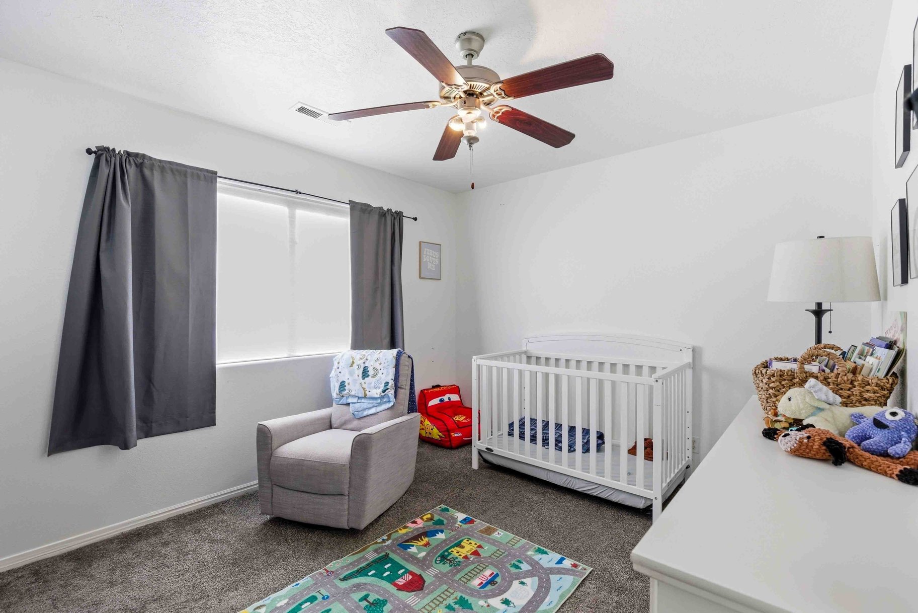  Open-Concept End-Unit with Updates in Knollwood Townhomes - 物件實景