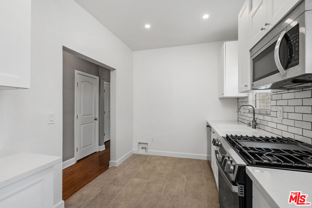 Los Angeles, California, 90019, United States, 6 Bedrooms Bedrooms, ,Residential,For Sale,1908523