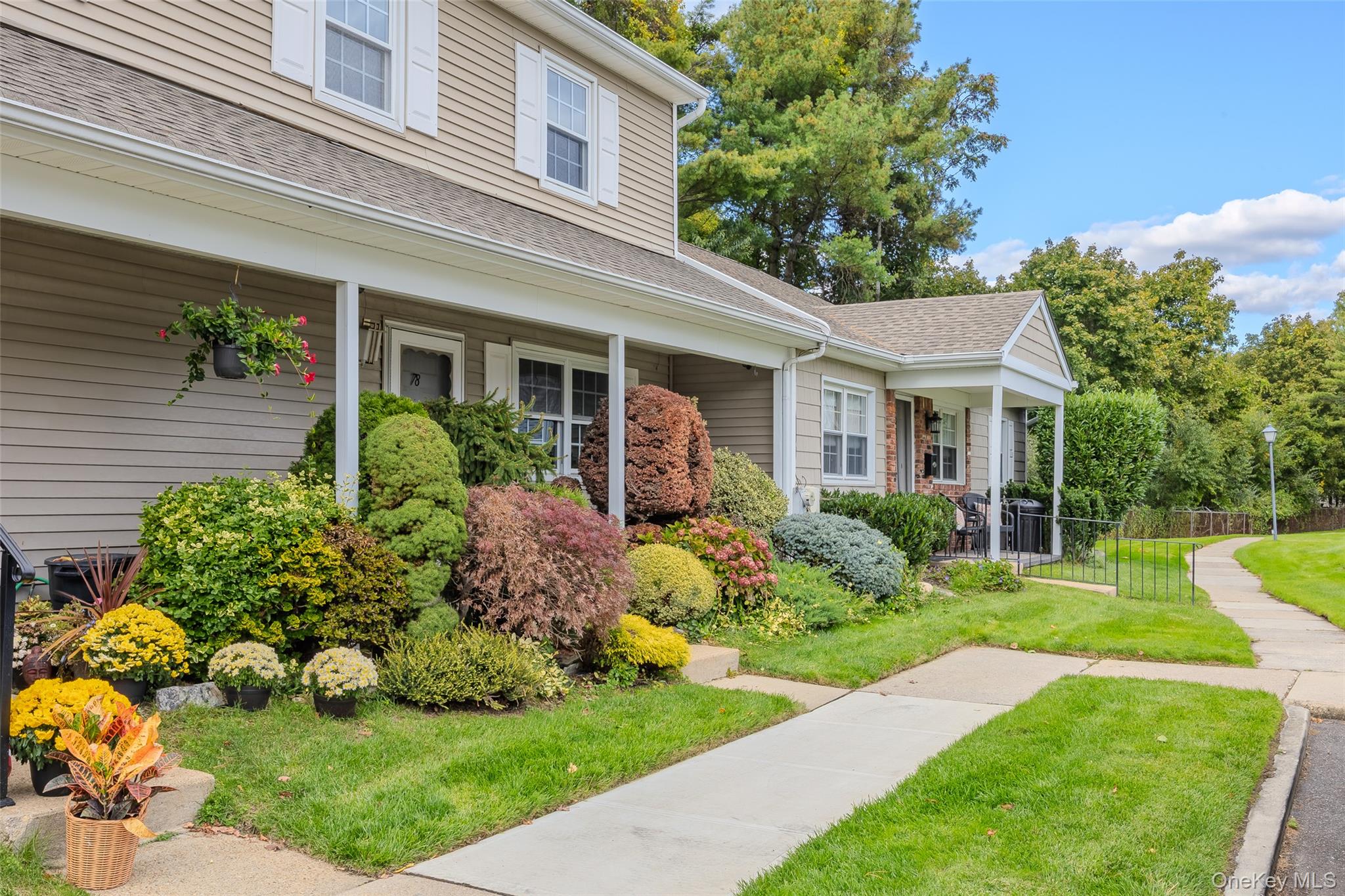 Huntington Station, New York, 11746, United States, 2 Bedrooms Bedrooms, ,2 BathroomsBathrooms,Residential,For Sale,1981328