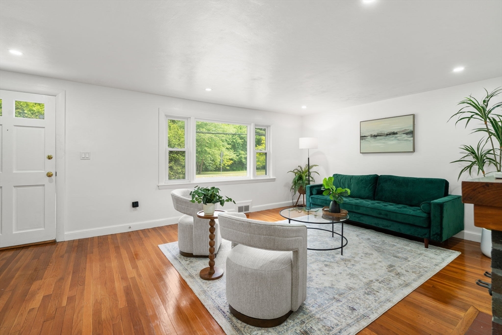 Needham, Massachusetts, 02492, United States, 3 Bedrooms Bedrooms, ,2 BathroomsBathrooms,Residential,For Sale,1847293