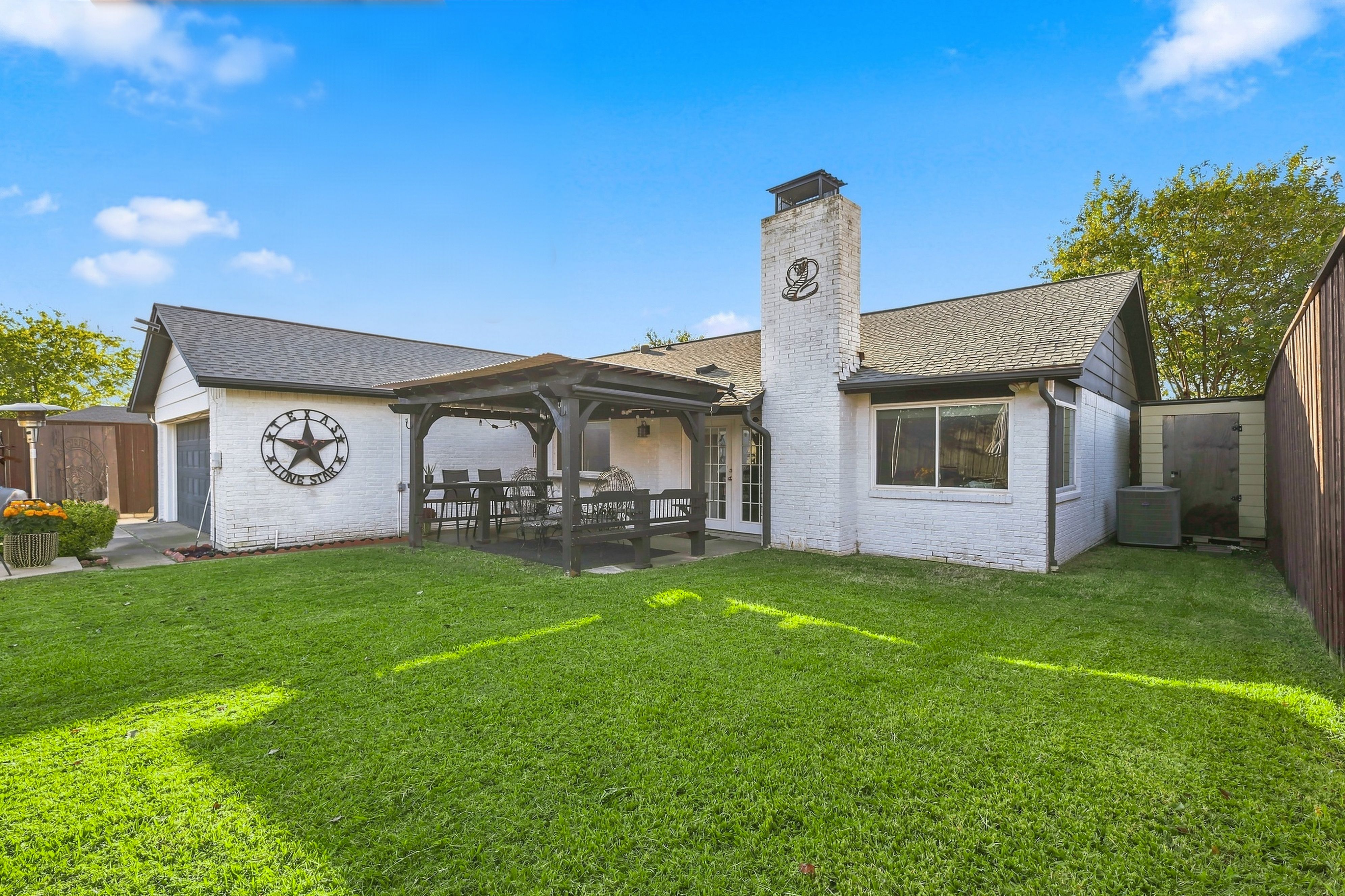  Established Neighborhood Charm. Private Poolside Retreat. - 物件實景