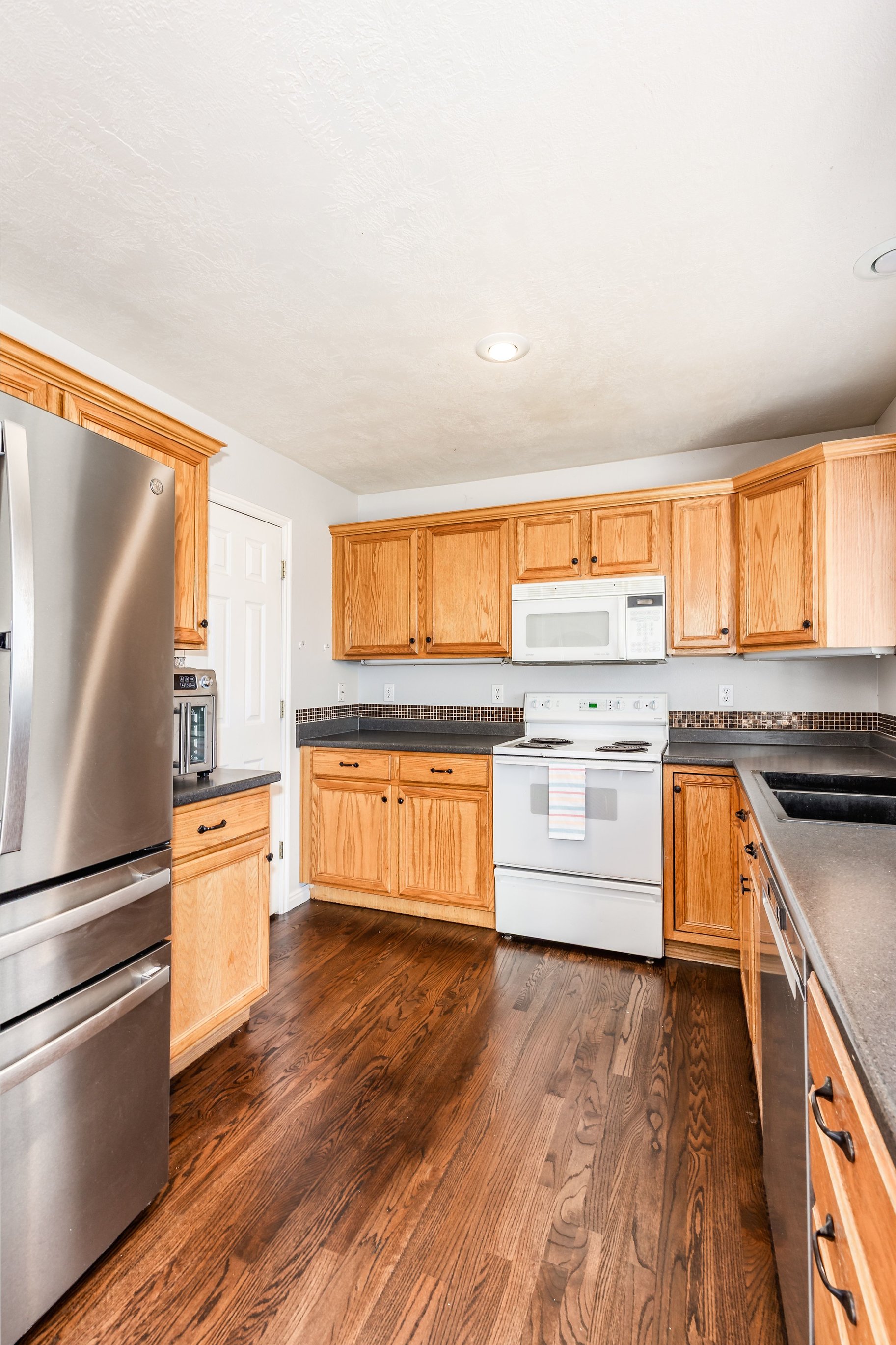  Your Perfect Townhome: Spacious Layout, Finished Basement & Relaxing Back Patio - 物件實景