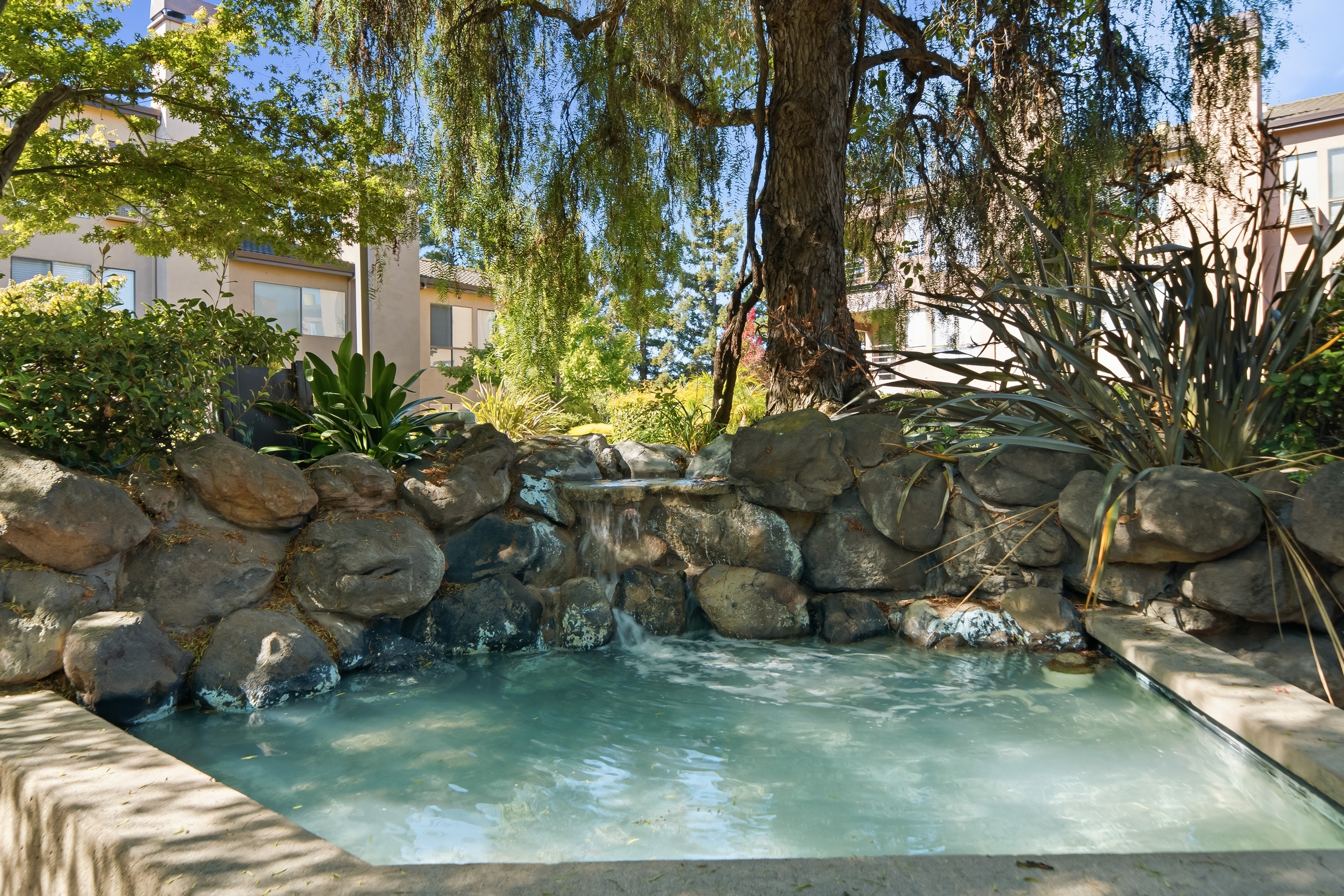  Beautifully Updated Top-Floor Living with Tranquil Courtyard Views - 物件實景
