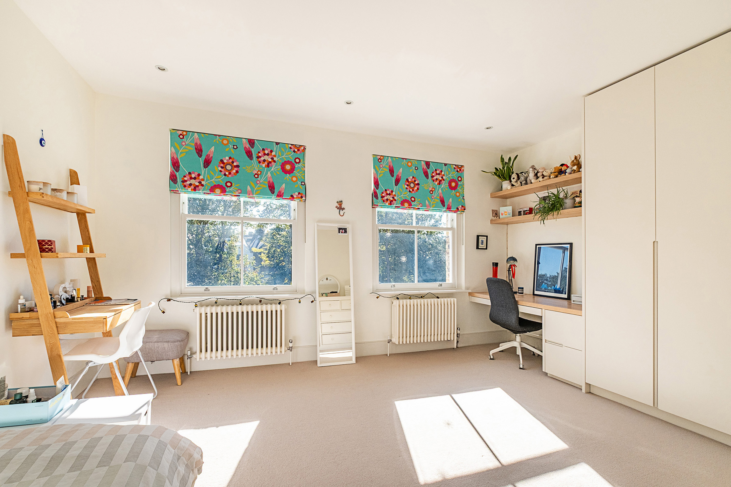  A beautifully elegant Victorian house with driveway parking and a south-facing g - 物件實景