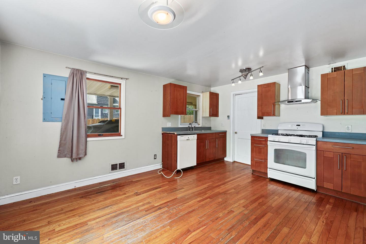 Falls Church, Virginia, 22042, United States, 5 Bedrooms Bedrooms, ,2 BathroomsBathrooms,Residential,For Sale,1932563
