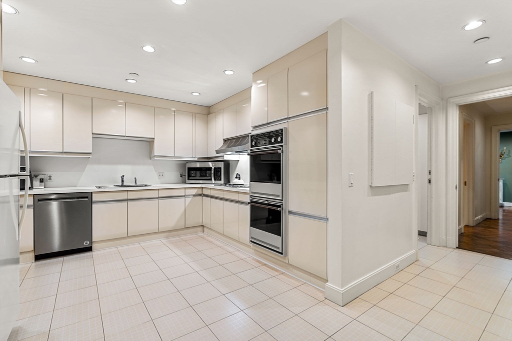 Boston, Massachusetts, 02116, United States, 3 Bedrooms Bedrooms, ,3 BathroomsBathrooms,Residential,For Sale,1850215