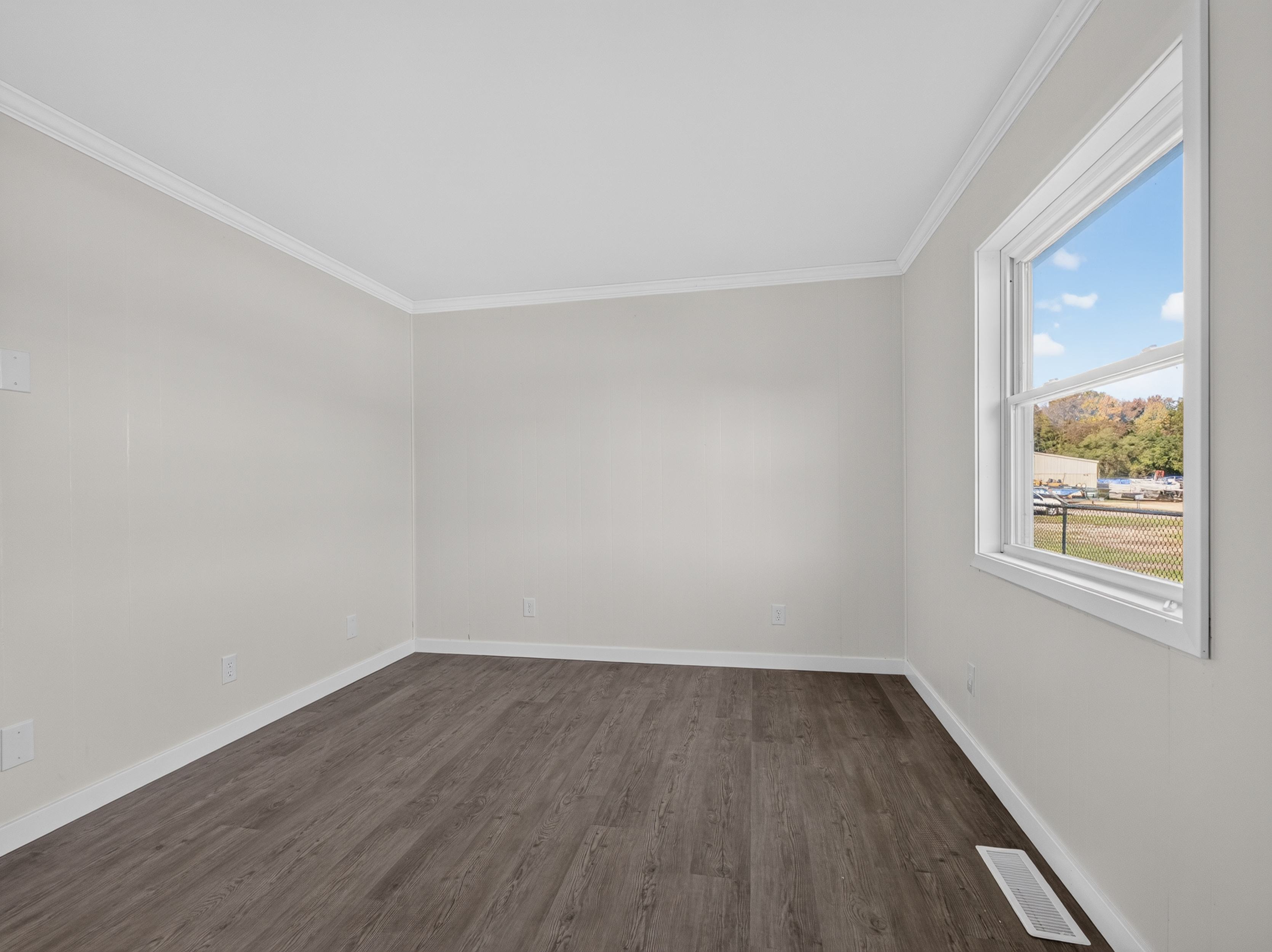  Beautifully Remodeled 4 Bedroom Home Featuring Lakefront Living - 物件實景