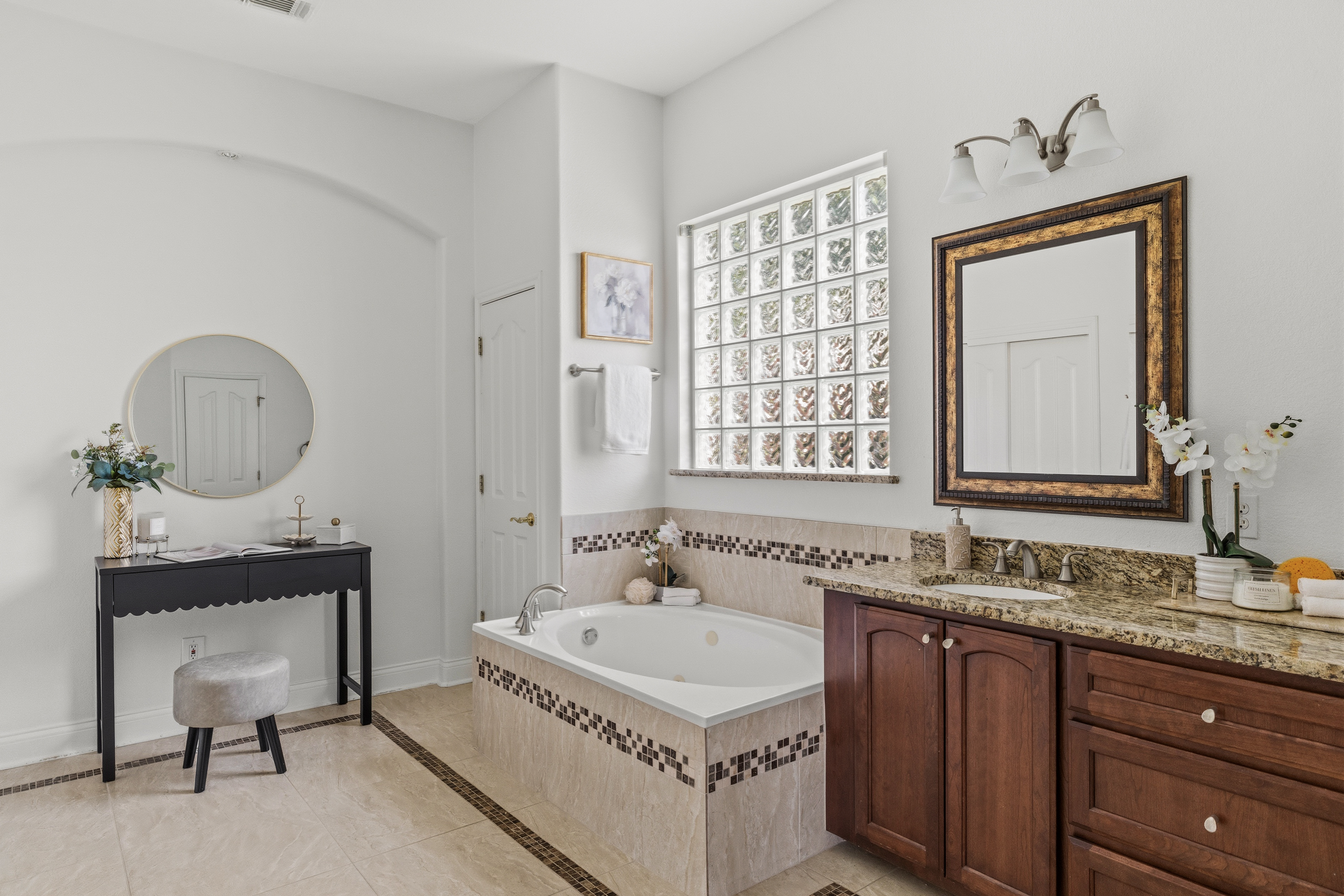  Elegant Luxury Backing to Pristine Greenbelt with Hill Country Views - 物件實景