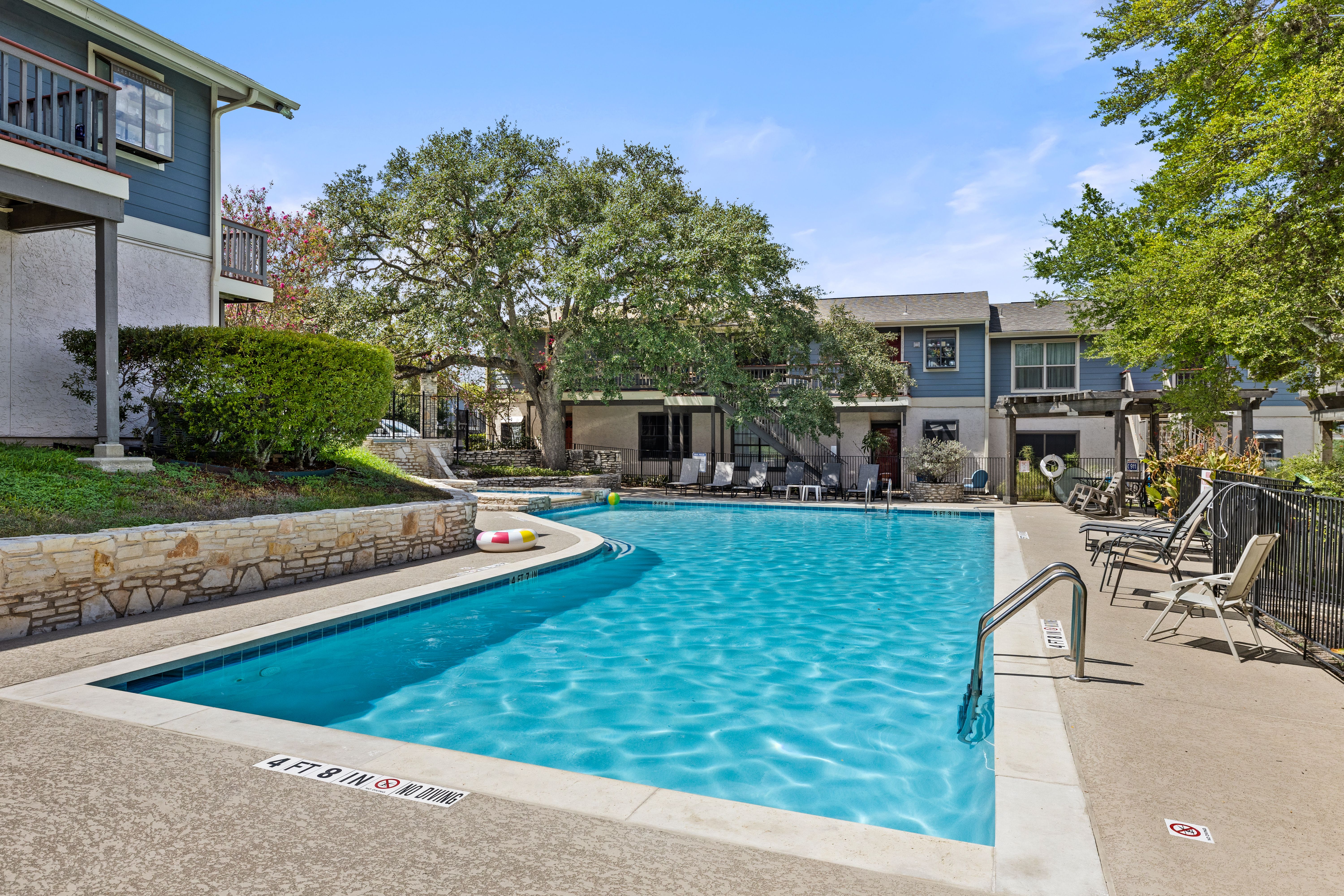  Lovely Condominium in Quiet, Tree-Filled Setting - 物件實景