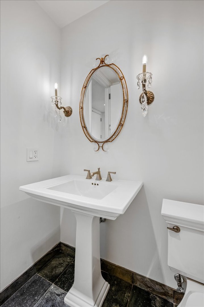 Chicago, Illinois, 60611, United States, 2 Bedrooms Bedrooms, ,3 BathroomsBathrooms,Residential,For Sale,1927398