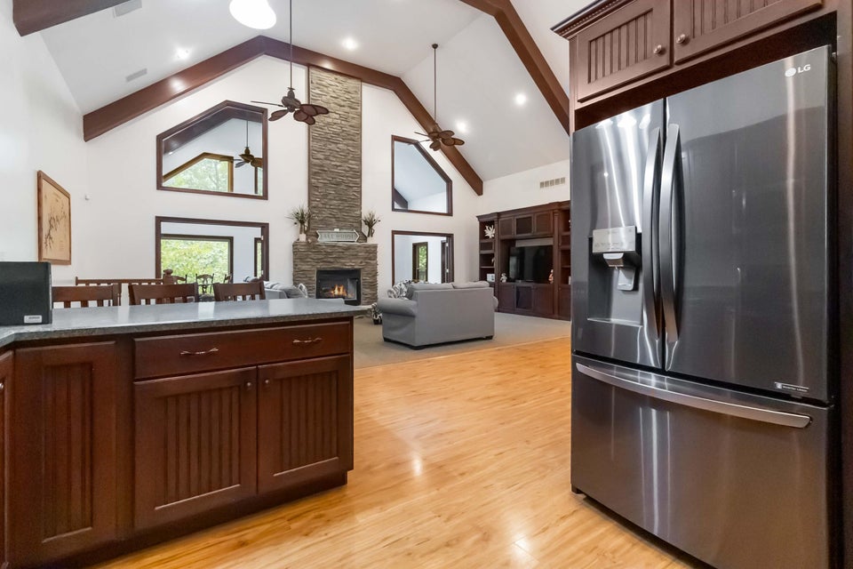 Burnside, Kentucky, 42519, United States, 5 Bedrooms Bedrooms, ,4 BathroomsBathrooms,Residential,For Sale,1978974